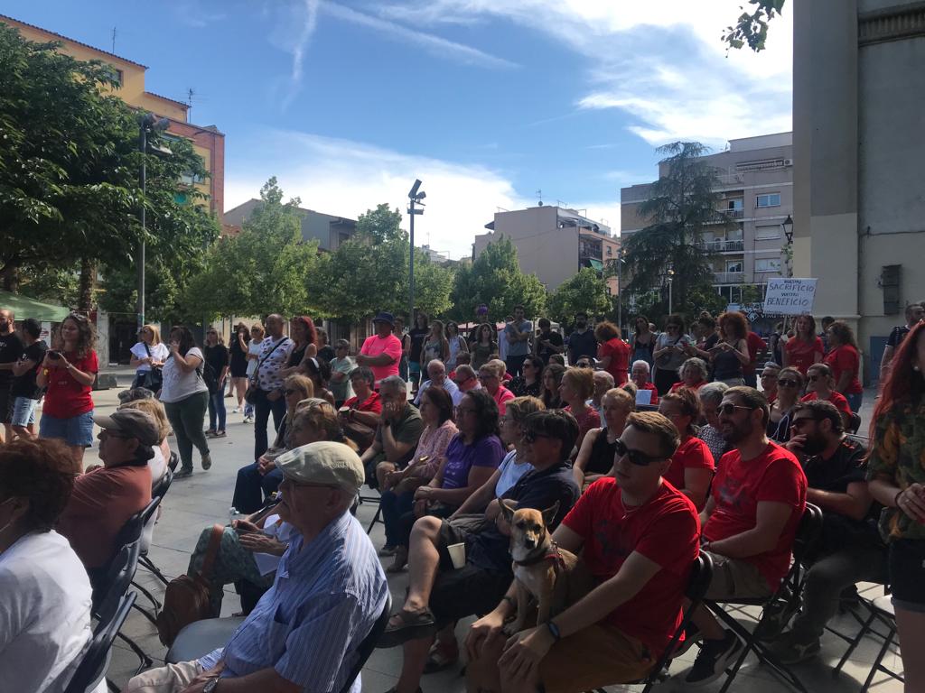 Un centenar de persones es van aplegar a la plaça de l'Abat Oliba. FOTO: Guillem Barrera