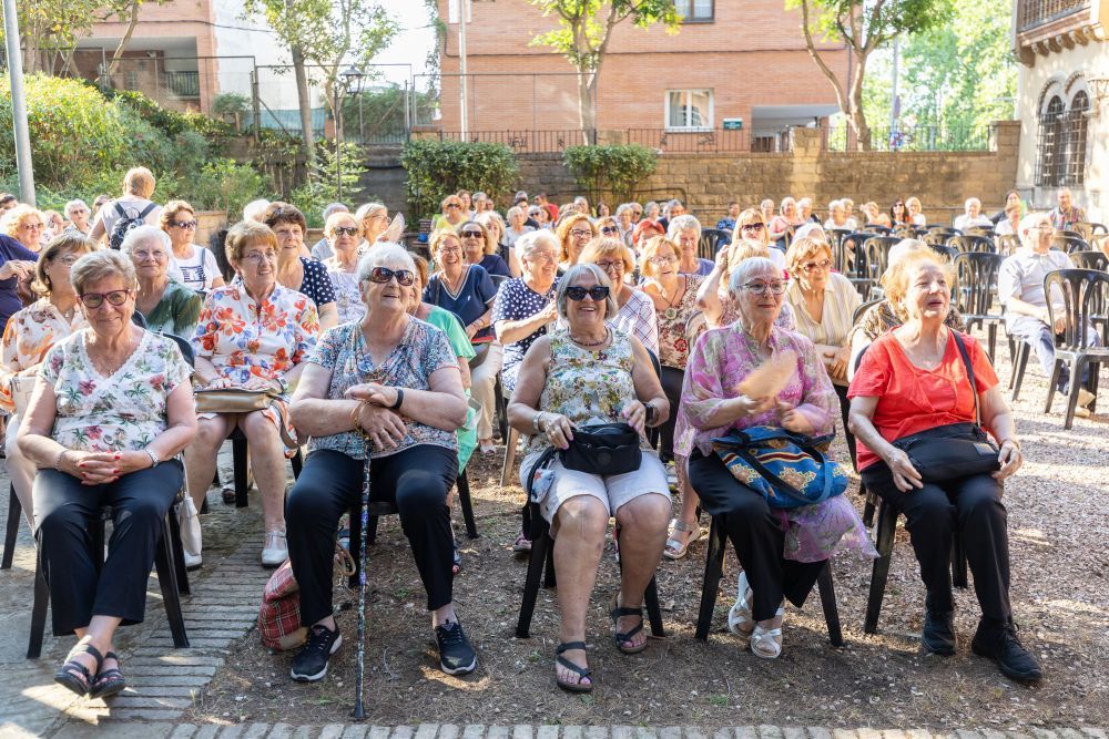 El lliurament dels diplomes del programa Gent Gran Activa va tenir lloc als jardins de Ca n'Ortadó. FOTO: Ajuntament de Cerdanyola