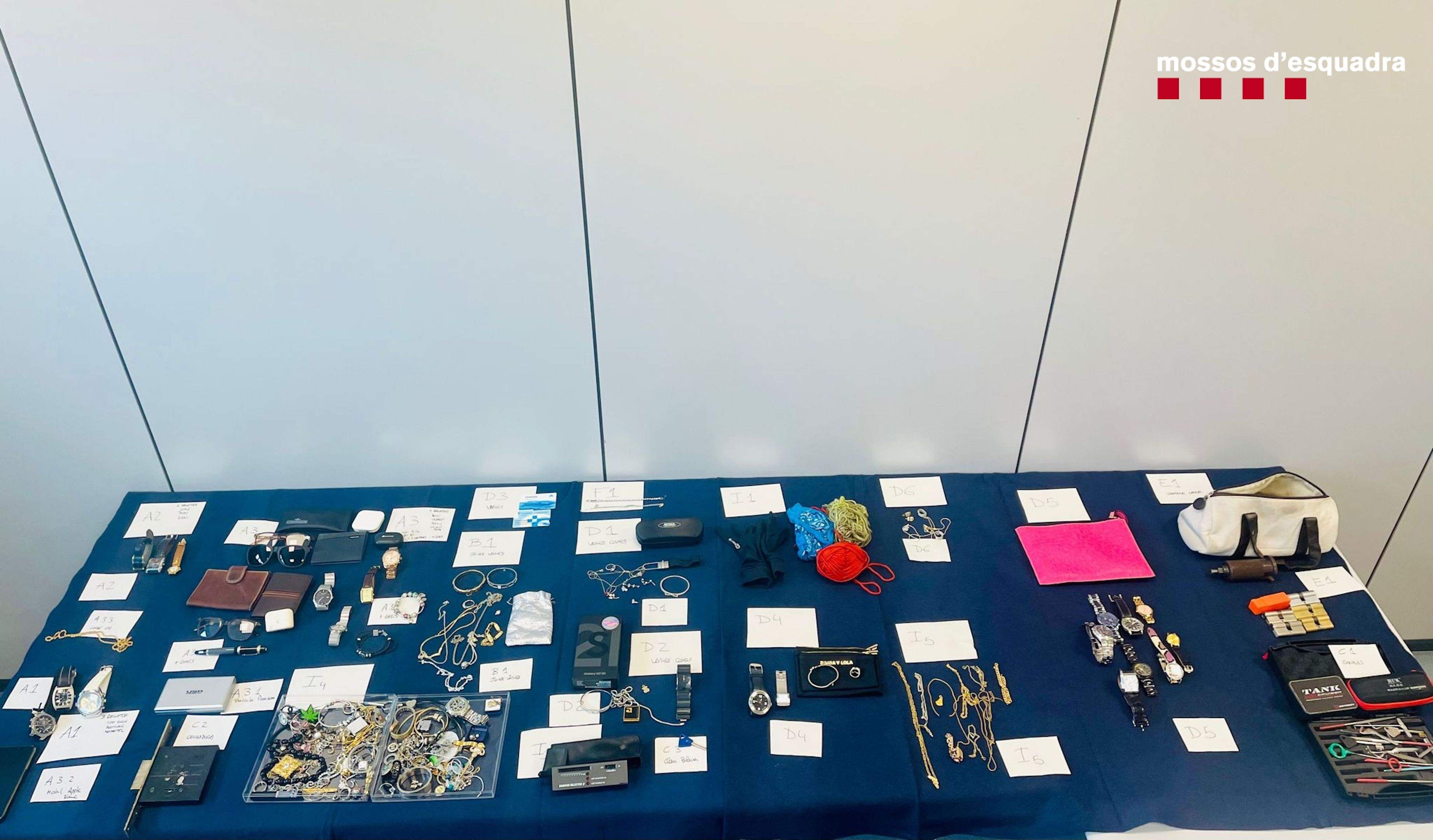 Objectes recuperats pels Mossos de quinze robatoris comesos per un grup arreu de Catalunya. FOTO: CME