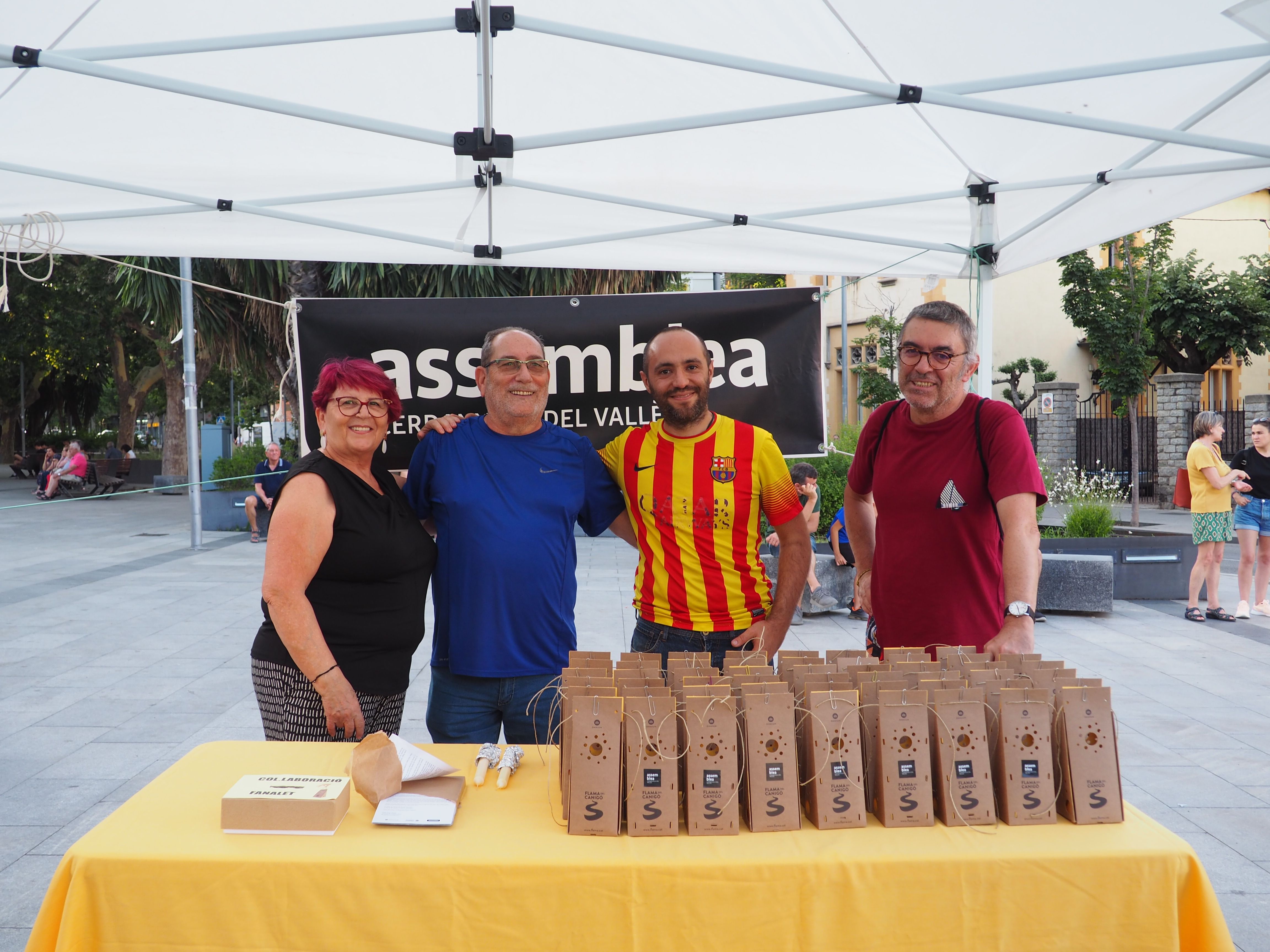 L'ANC i Òmnium han repartit fanalets aquest Sant Joan. FOTO: Mónica GM