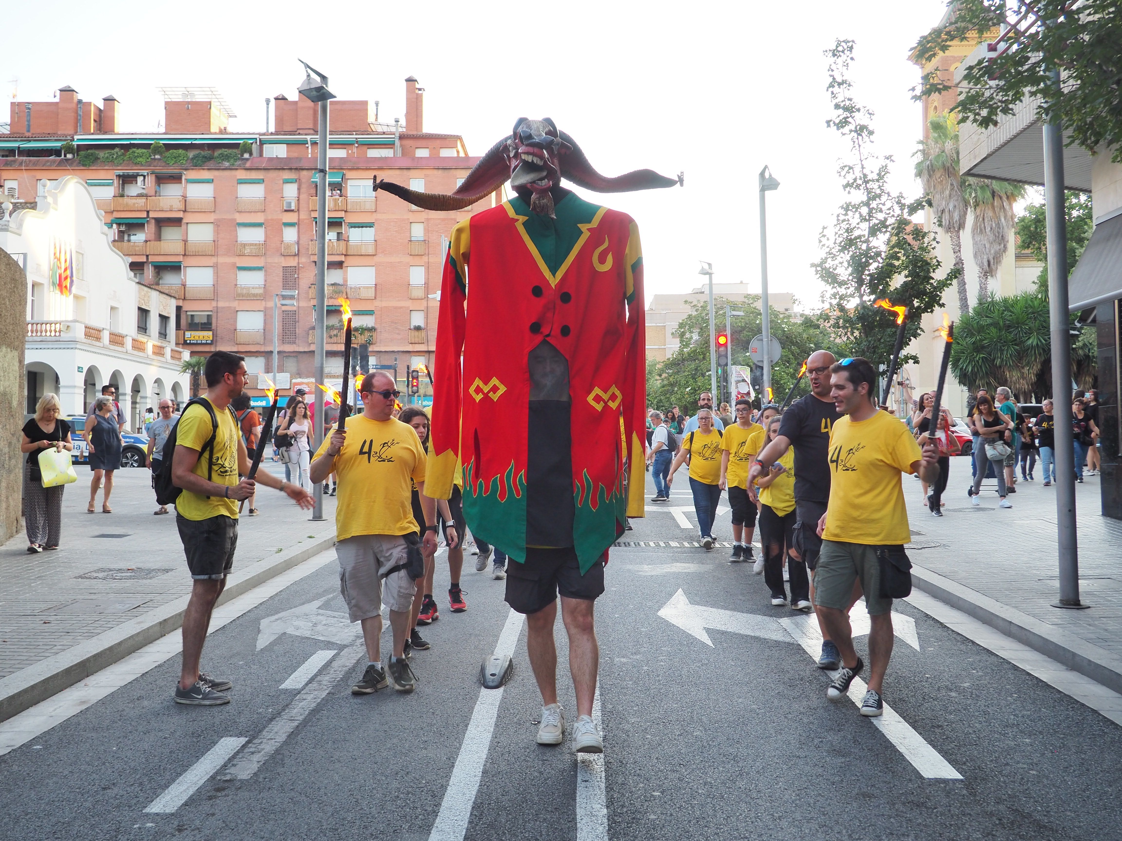 Els Joves Diables de Cerdanyola han liderat la cercavila fins al Parc Xarau. FOTO: Mónica GM