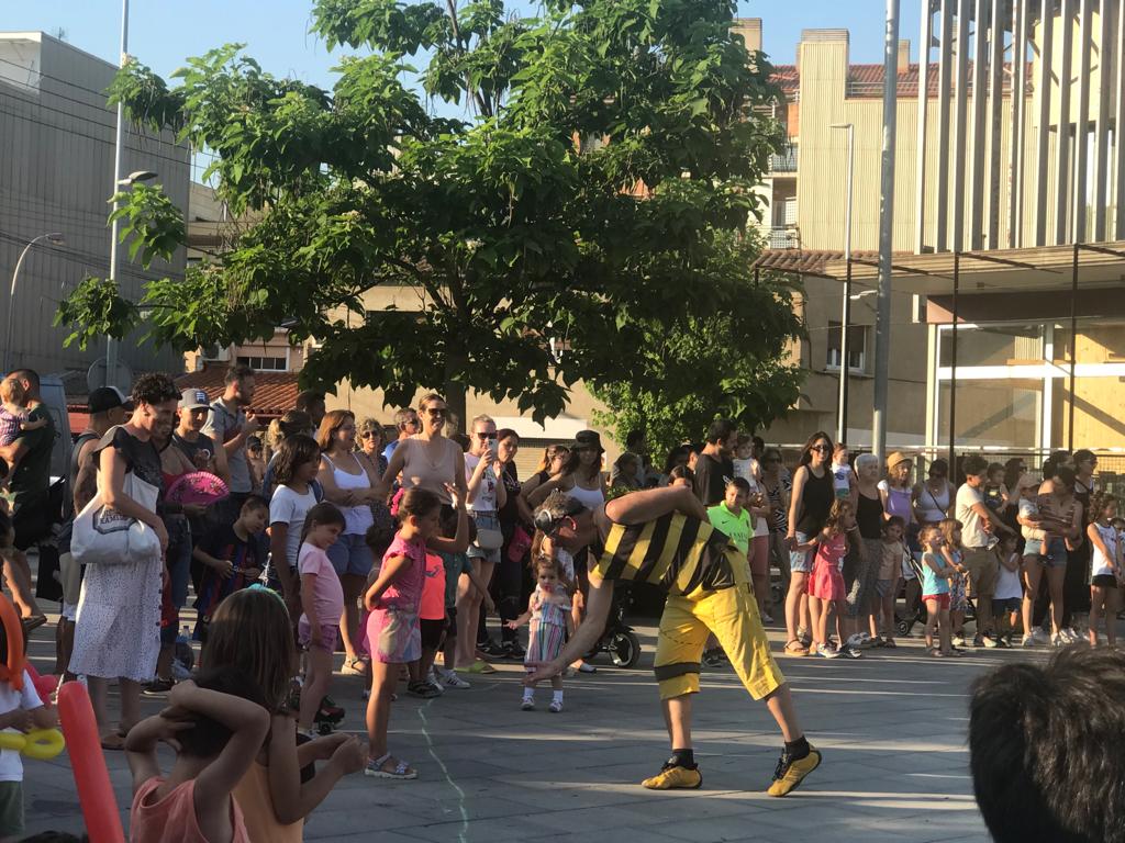 La companyia 'La Tresca i la Verdesca' han fet ballar a petits i grans amb l'espectacle musical d’animació Zum. FOTO: Guillem Barrera La companyia 'La Tresca i la Verdesca' han fet ballar a petits i grans amb l'espectacle musical d’animació Zum. FOTO: Guillem Barrera