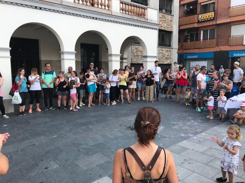 Concentració de les famílies a la plaça de l'Abat Oliba. FOTO: Guillem Barrera