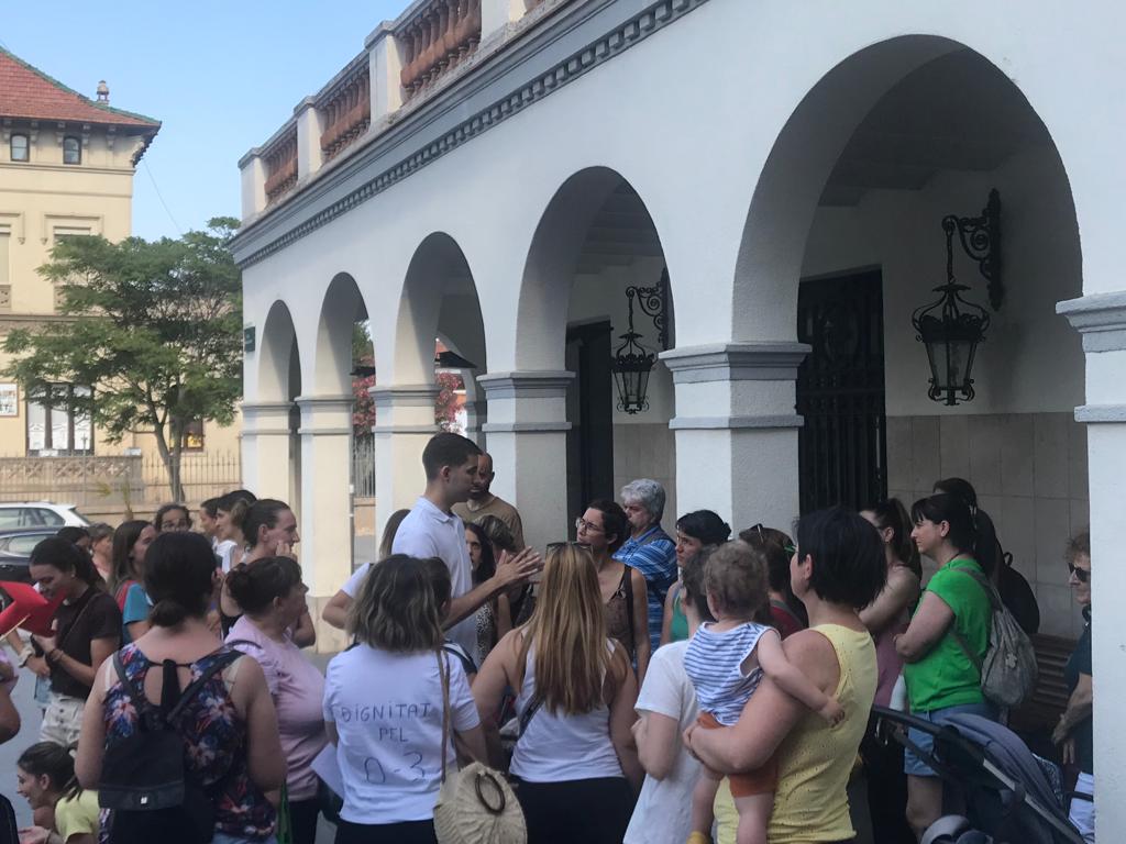 Les manifestants han pogut conversar amb Pilar Adell i David González, actual regidora i exregidor d'Educació. FOTO: Guillem Barrera Les manifestants han pogut conversar amb Pilar Adell i David González, actual regidora i exregidor d'Educació. FOTO: Guillem Barrera