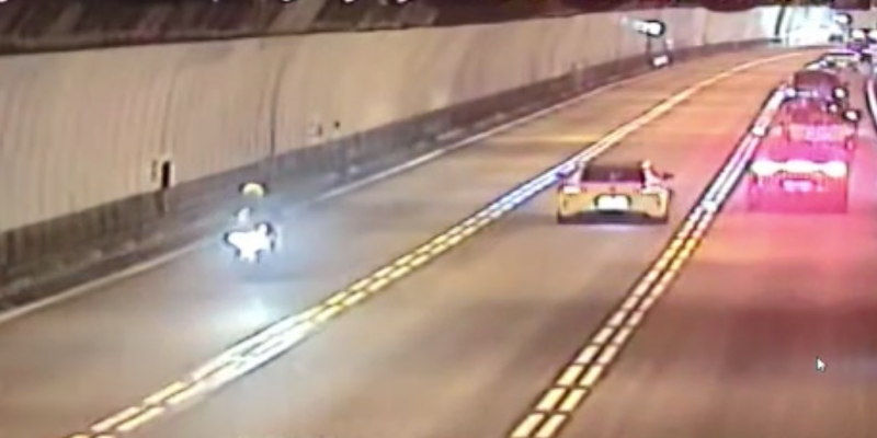 El conductor detingut (amb un vehicle blanc) utilitzava el carril central quan aquest es trobava tancat a la circulació. FOTO: Mossos