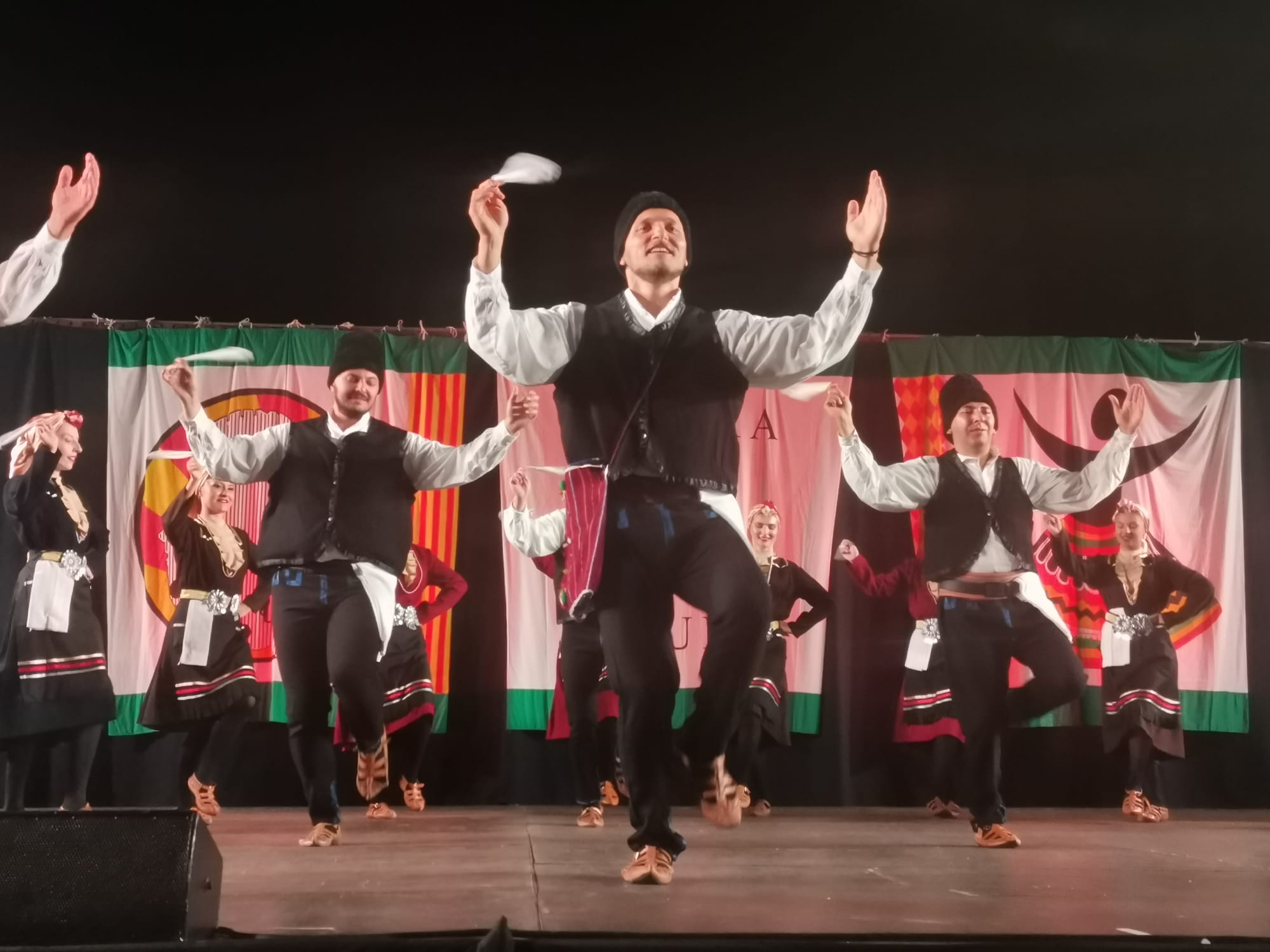 El grup de Folk Dance Ensemble Bitola de Macedònia del Nord. FOTO: Guillem Barrera