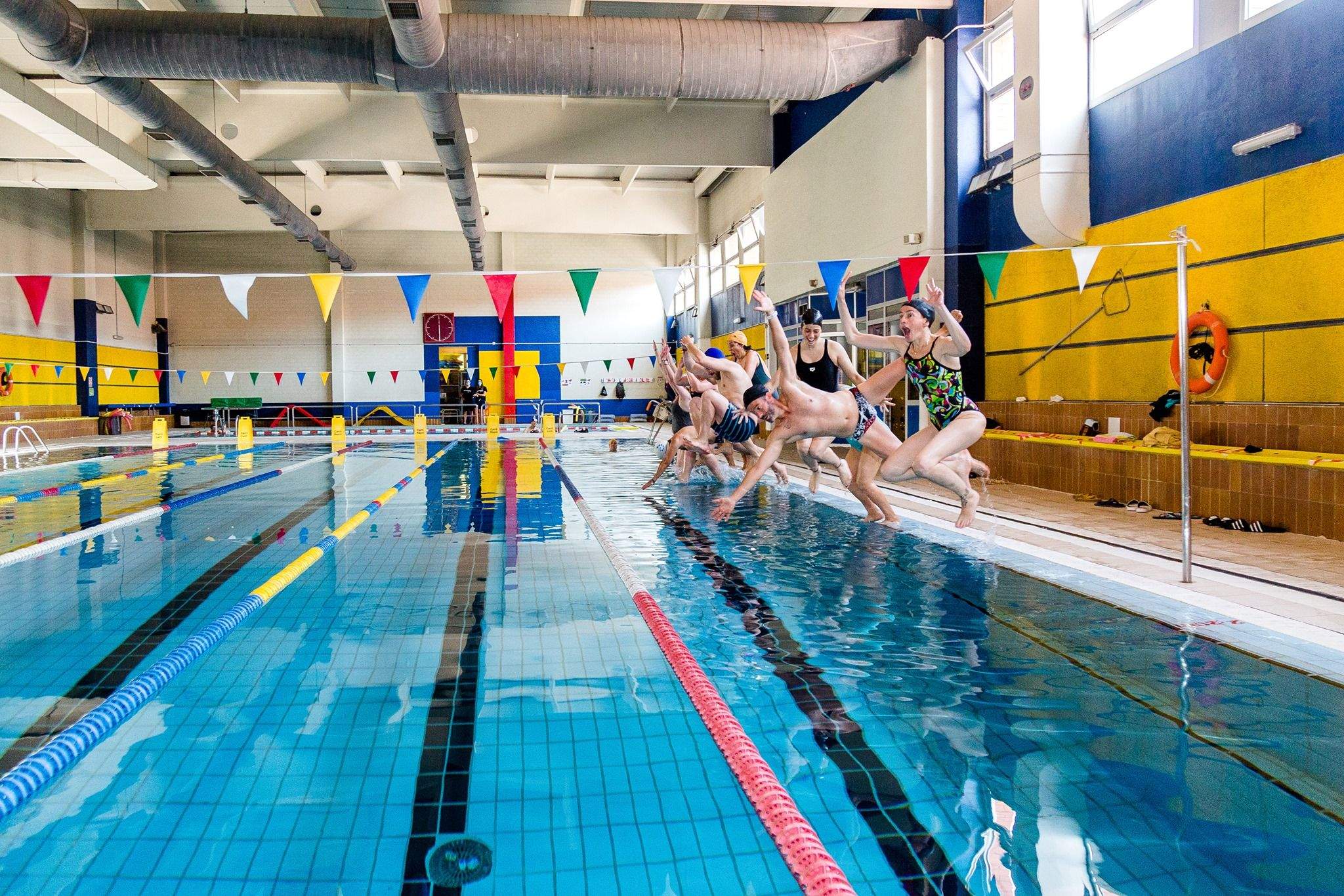 Salt col·lectiu del Mulla't a la piscina de Can Xarau en anteriors edicions de la jornada solidaria.  FOTO: Núria Puentes (Ajuntament)