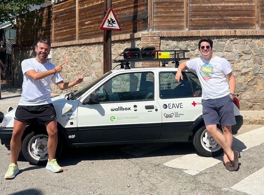 Moises Barea i Carlos Coscujuela amb el seu Ford Fiesta transformat. FOTO: Cedida Moises Barea i Carlos Coscujuela amb el seu Ford Fiesta transformat. FOTO: Cedida