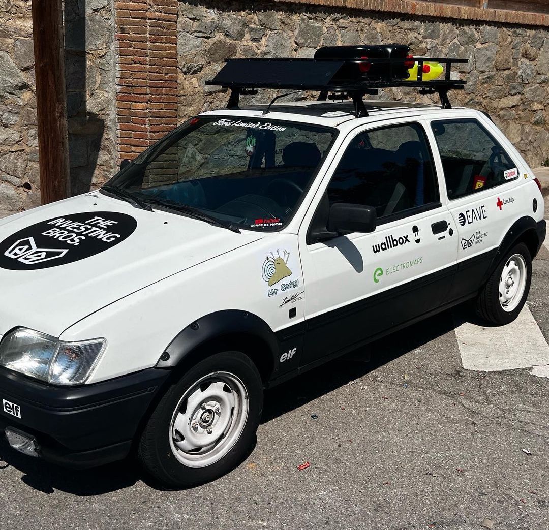 Han transformat un Ford Fiesta de l'any 1990 en un model híbrid de benzina i electricitat. FOTO: Cedida