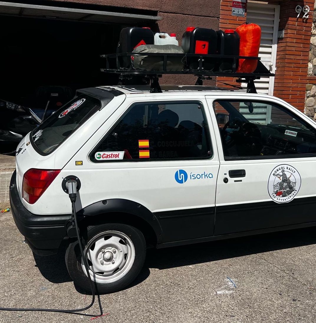 Han transformat un Ford Fiesta de l'any 1990 en un model híbrid de benzina i electricitat. FOTO: Cedida