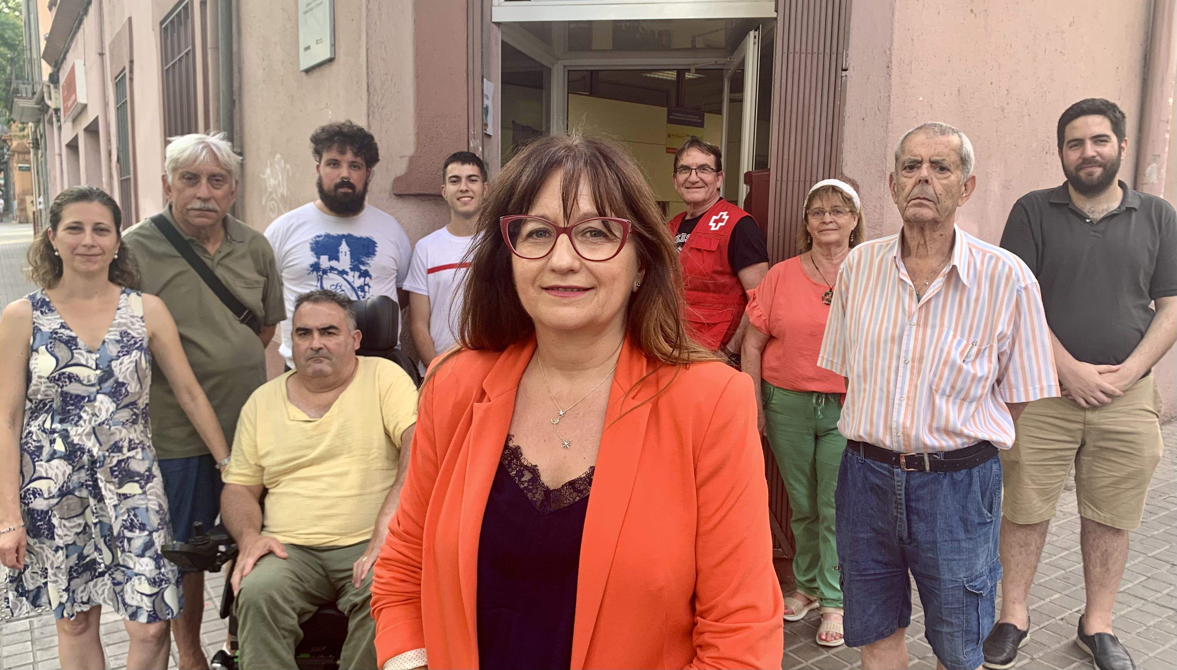 Vega Navarro, en primer pla, acompanyada del comitè local de la Creu Roja Cerdanyola-Ripollet- Montcada. FOTO: Cedida Vega Navarro, en primer pla, acompanyada del comitè local de la Creu Roja Cerdanyola-Ripollet- Montcada. FOTO: Cedida
