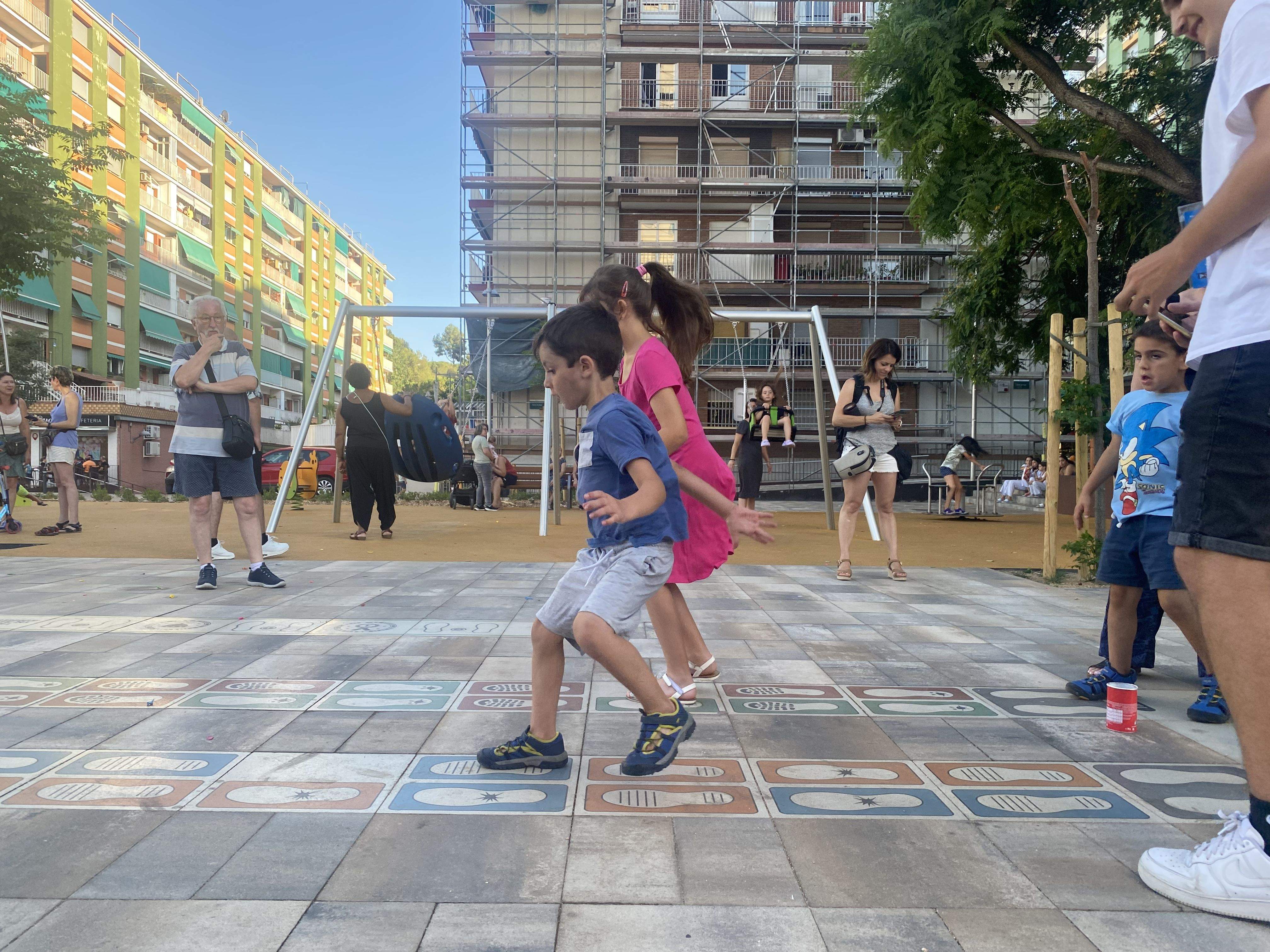 Nens jugants als jocs de realitat augmentada de Les Fontetes. 