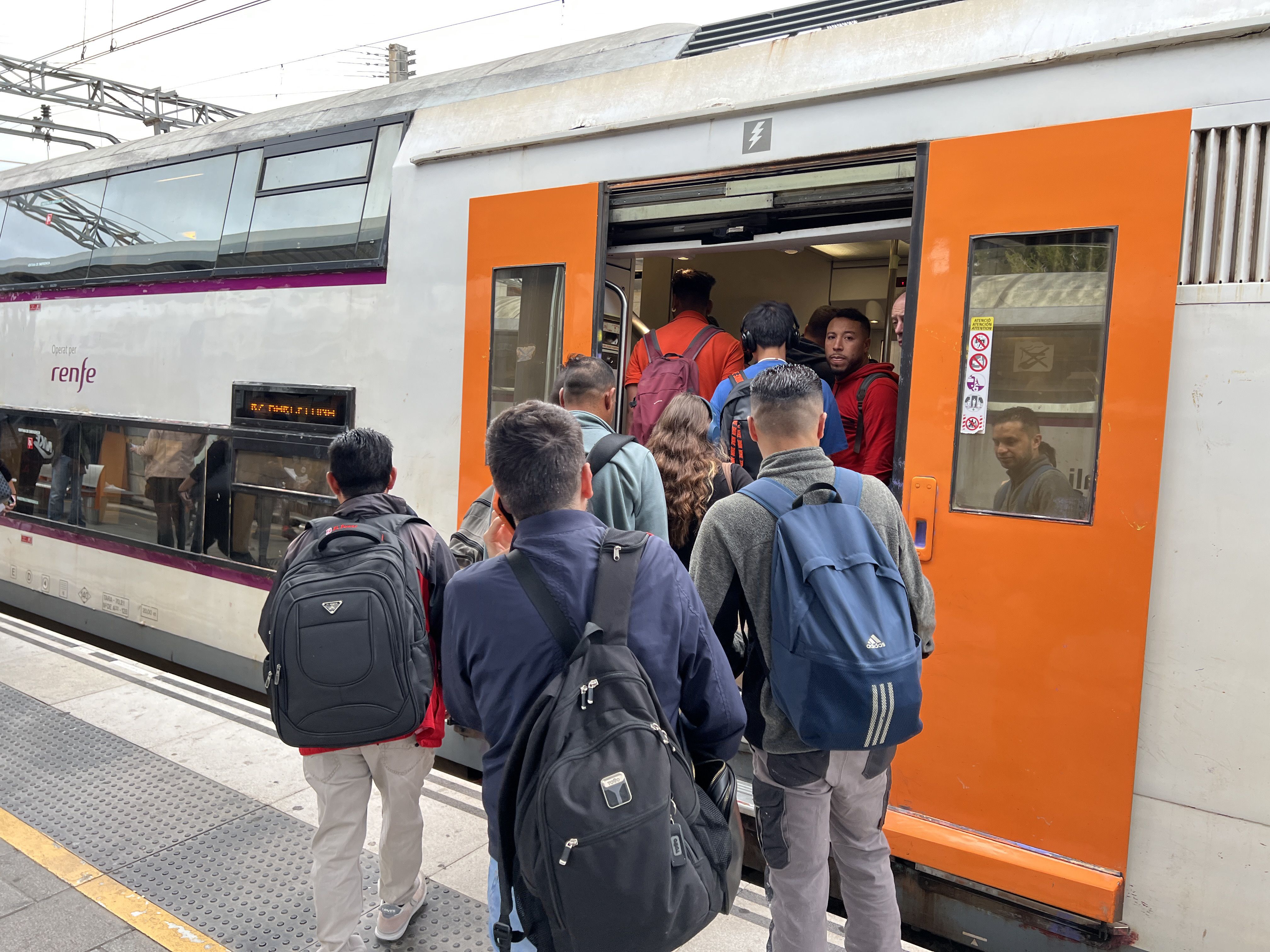 Usuaris de Renfe accedint a un tren de Rodalies. FOTO: ACN