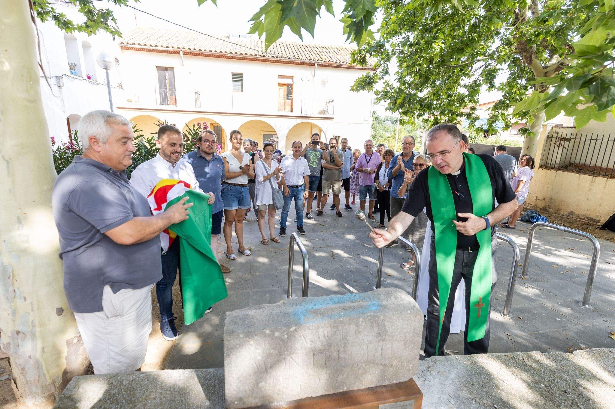 El mossèn Montserrat beneeix la pedra dels 100 anys de Montflorit. FOTO: Núria Puentes (Ajuntament)