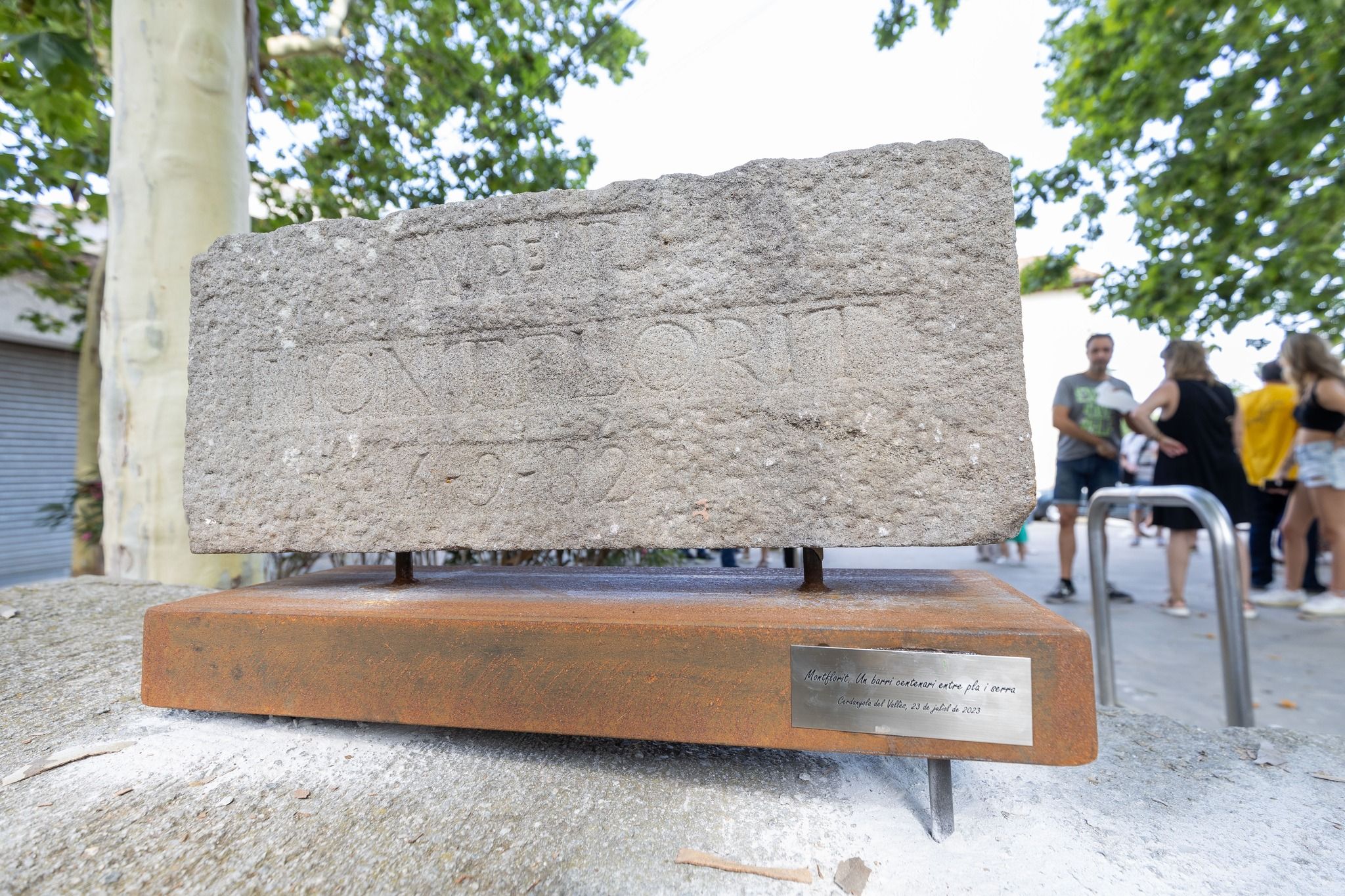 La pedra s’ha instal·lat a la plaça Olivé i la inauguració s’ha fet durant la festa major del barri. FOTO: Núria Puentes (Ajuntament)