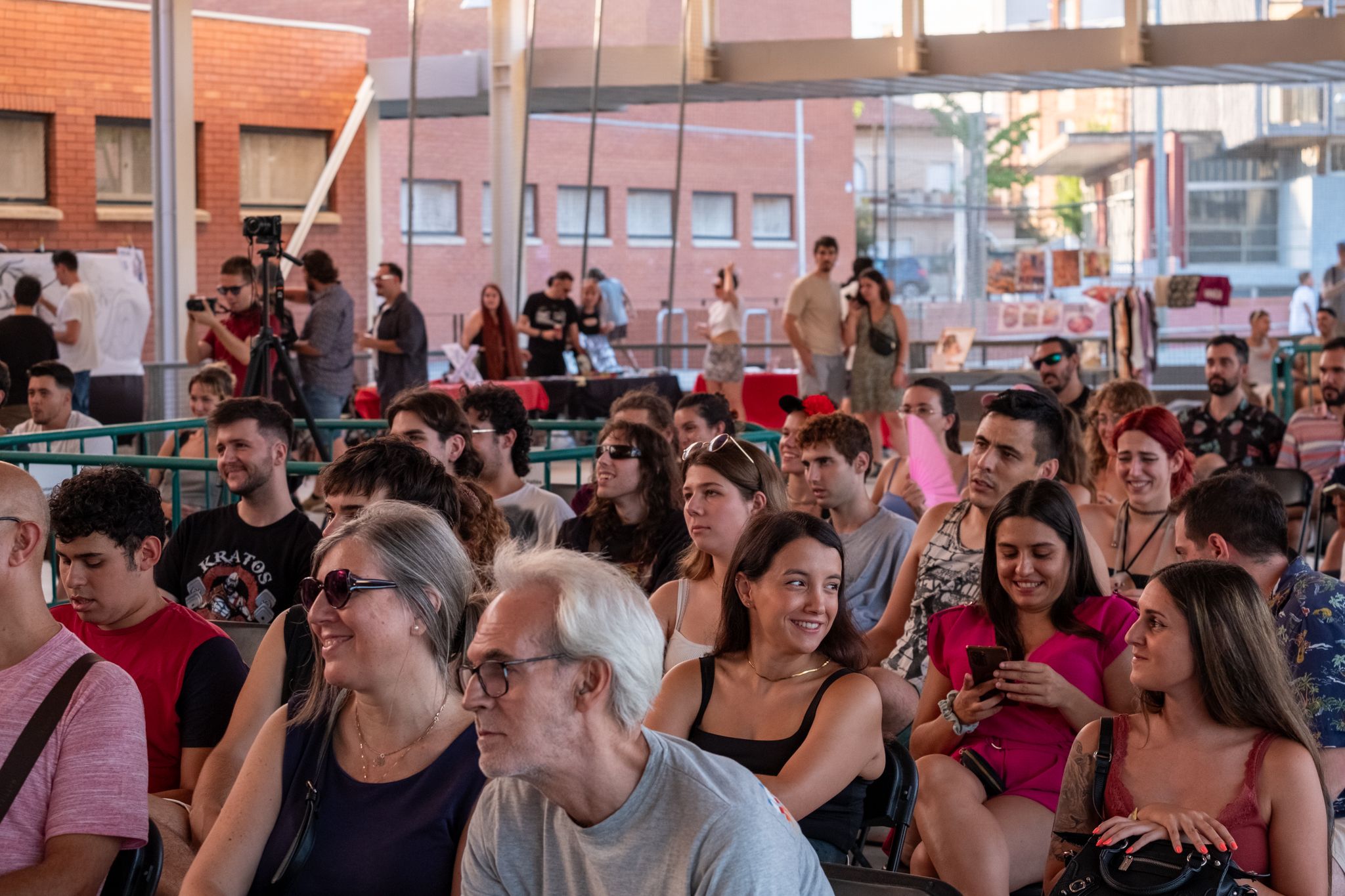 El públic del Parc Xarau va gaudir de la jornada d'humor, música i art local. Foto: Ale Gómez