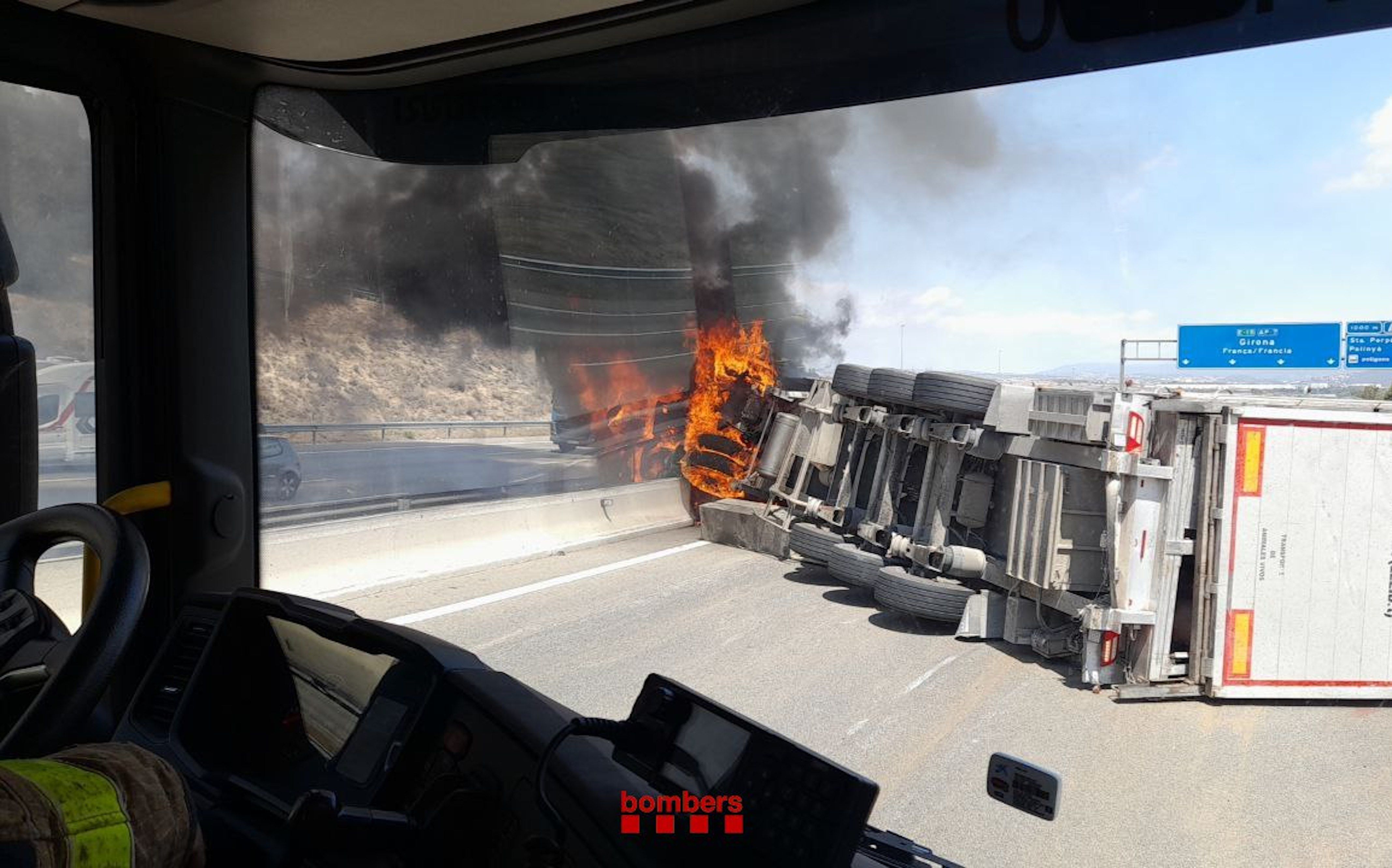 El camió que ha bolcat transportava porcs. FOTO: ACN