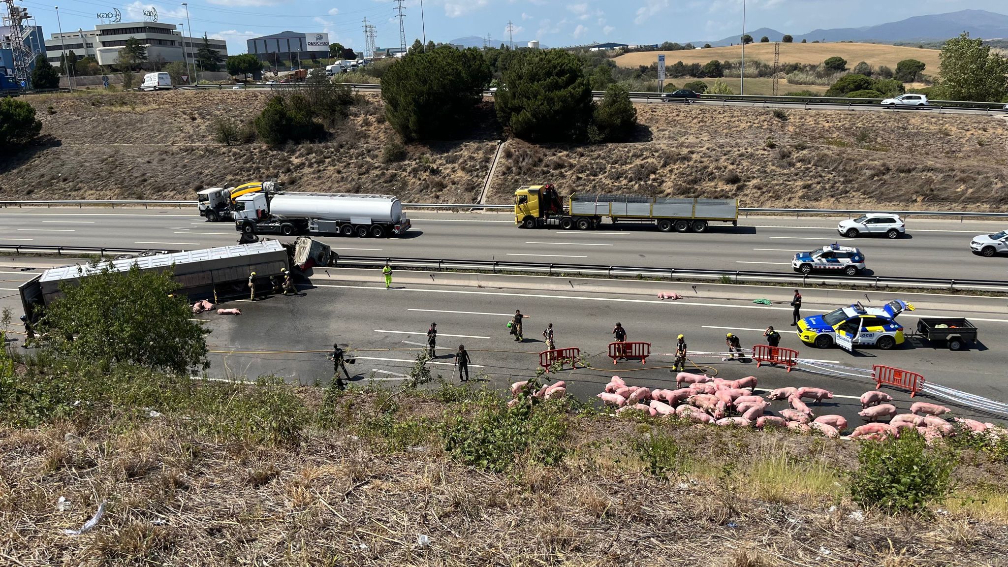 Els serveis d'emergència treballant per a restablir la circulació. FOTO: Mossos d'Esquadra