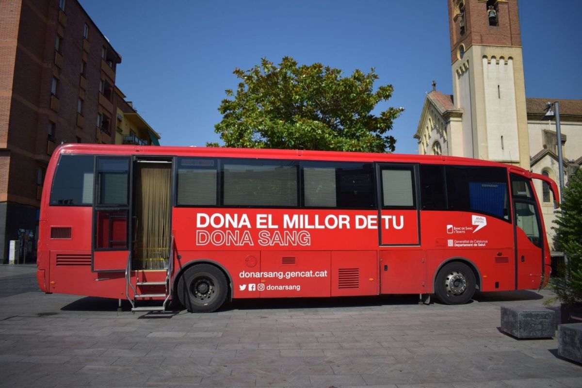 La unitat mòbil del Banc de Sang a la plaça de l'Abat Oliba. FOTO: Arxiu