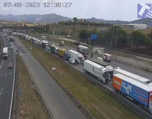 Retencions a l'AP-7 a l'altura de Sant Cugat. FOTO: Transit