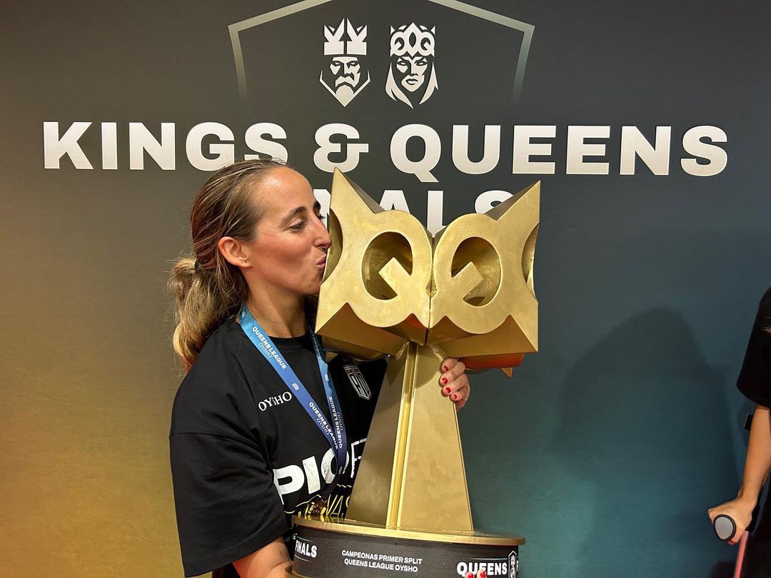 Carla Bartolomé amb el títol de la Queens League. FOTO: Pio FC - Queens League Carla Bartolomé amb el títol de la Queens League. FOTO: Pio FC - Queens League