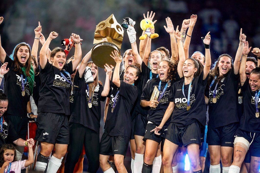 El Pio FC aixecant el trofeu de la Queens League. FOTO: Pio FC - Queens League El Pio FC aixecant el trofeu de la Queens League. FOTO: Pio FC - Queens League