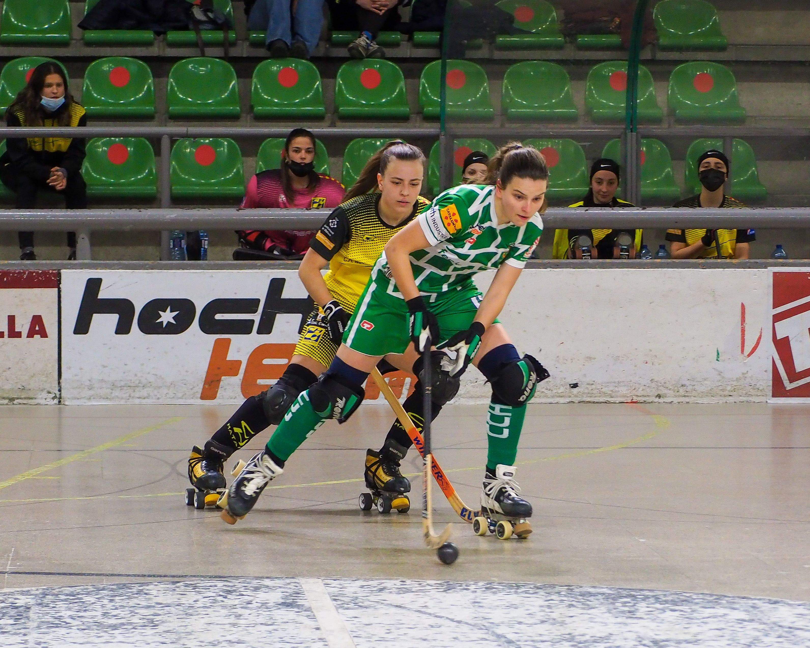 Gemma Solé (Cerdanyola Club d'Hoquei) juga una bola davant una jugadora de l'HC Mataró. FOTO: Mónica GM (Arxiu)