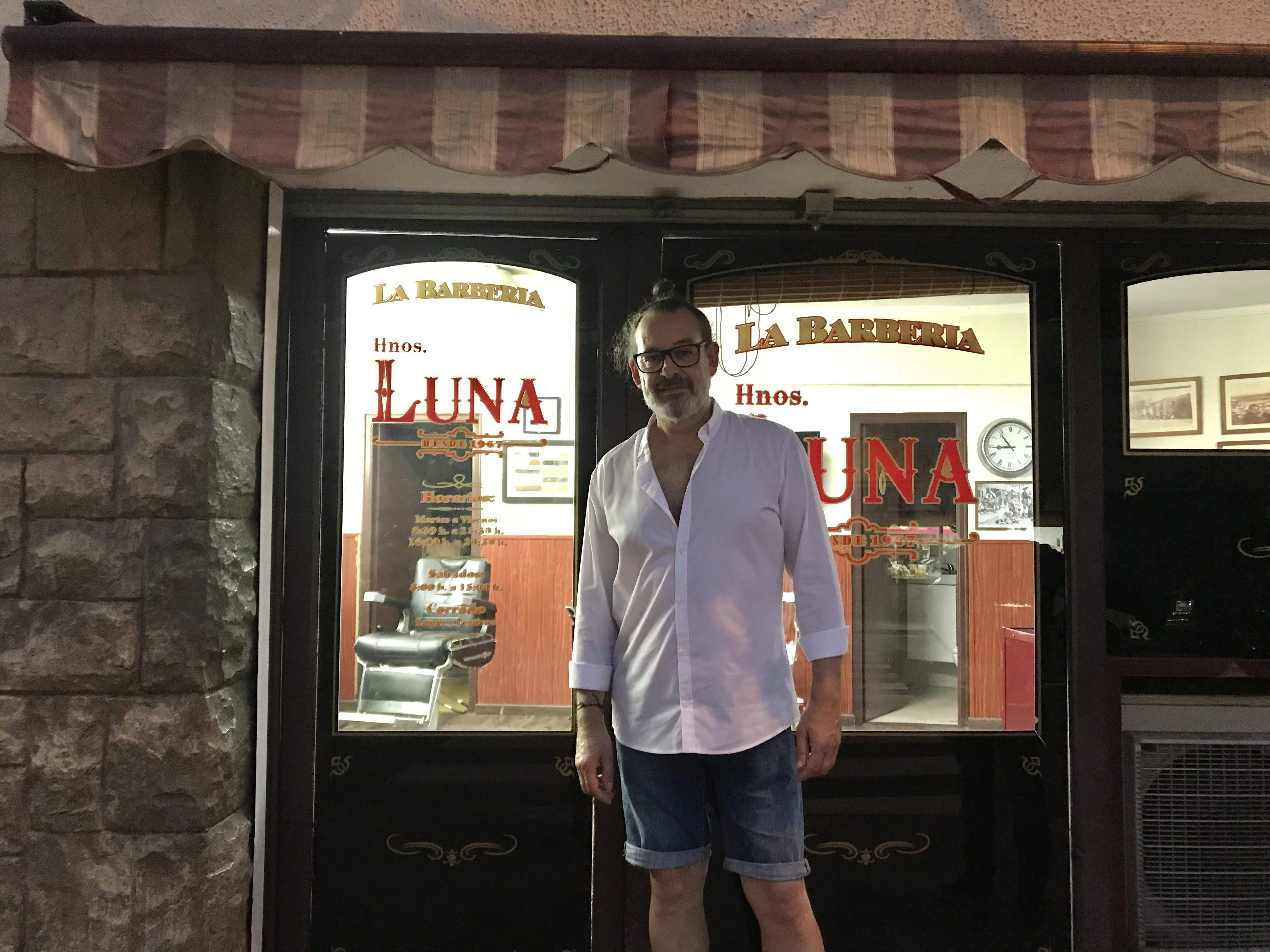 El Cristóbal, un dels germans Luna, davant la barberia. FOTO: Guillem Barrera