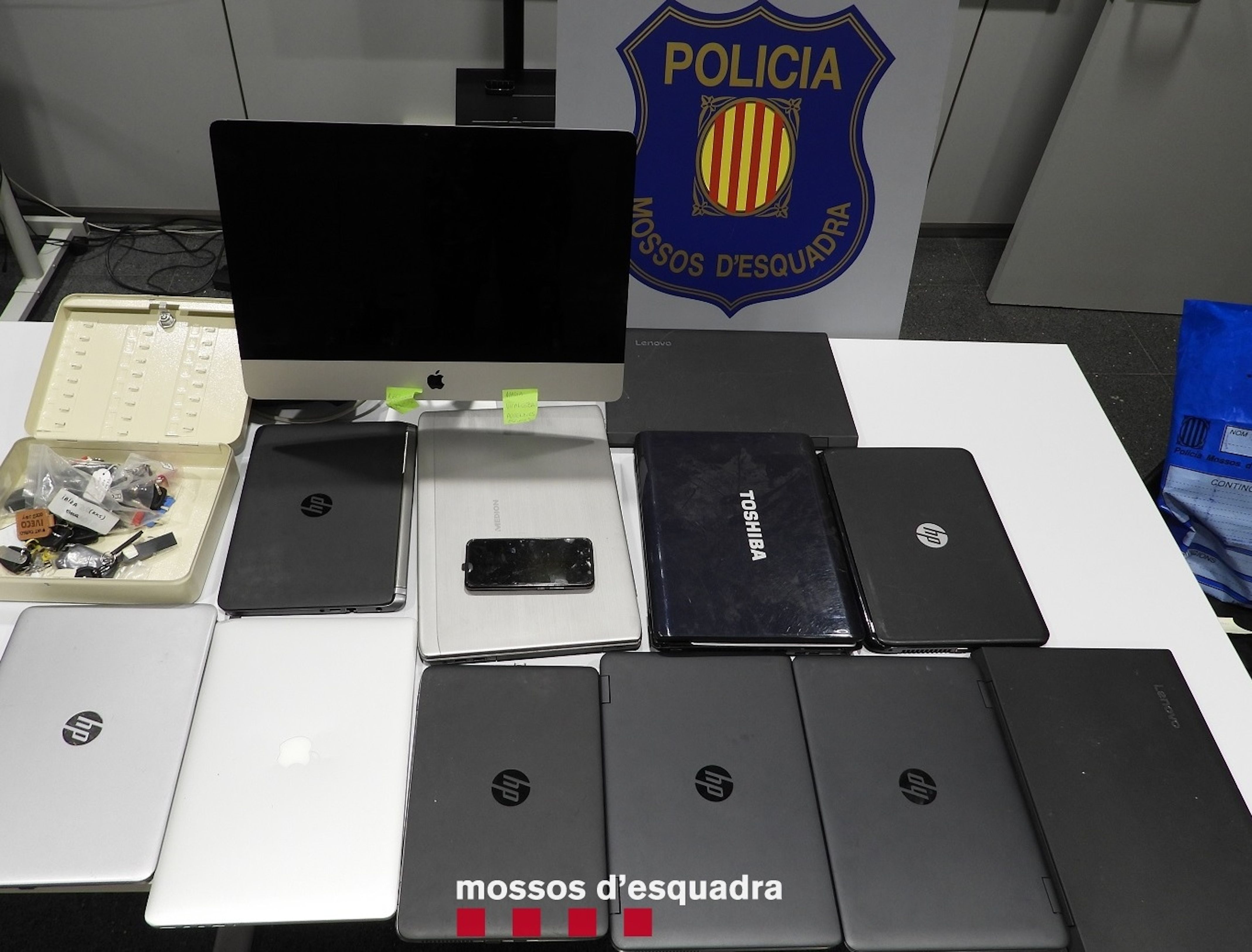 Material robat pel grup desmantellat pels Mossos. FOTO: Cedida pel CME