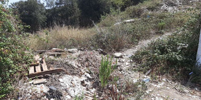 Imatge d'un dels abocaments amb risc d'incendi detectat al barri de Montflorit l'estiu de 2025. FOTO: Diputació de Barcelona