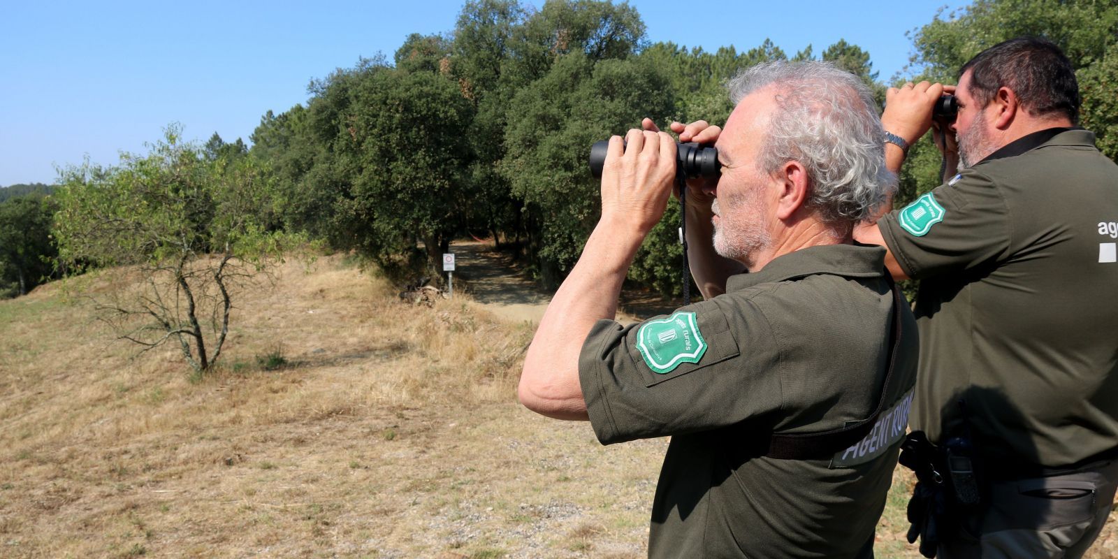 Dos agents rurals vigilant amb prismàtics. FOTO: Xavier Pi (ACN)