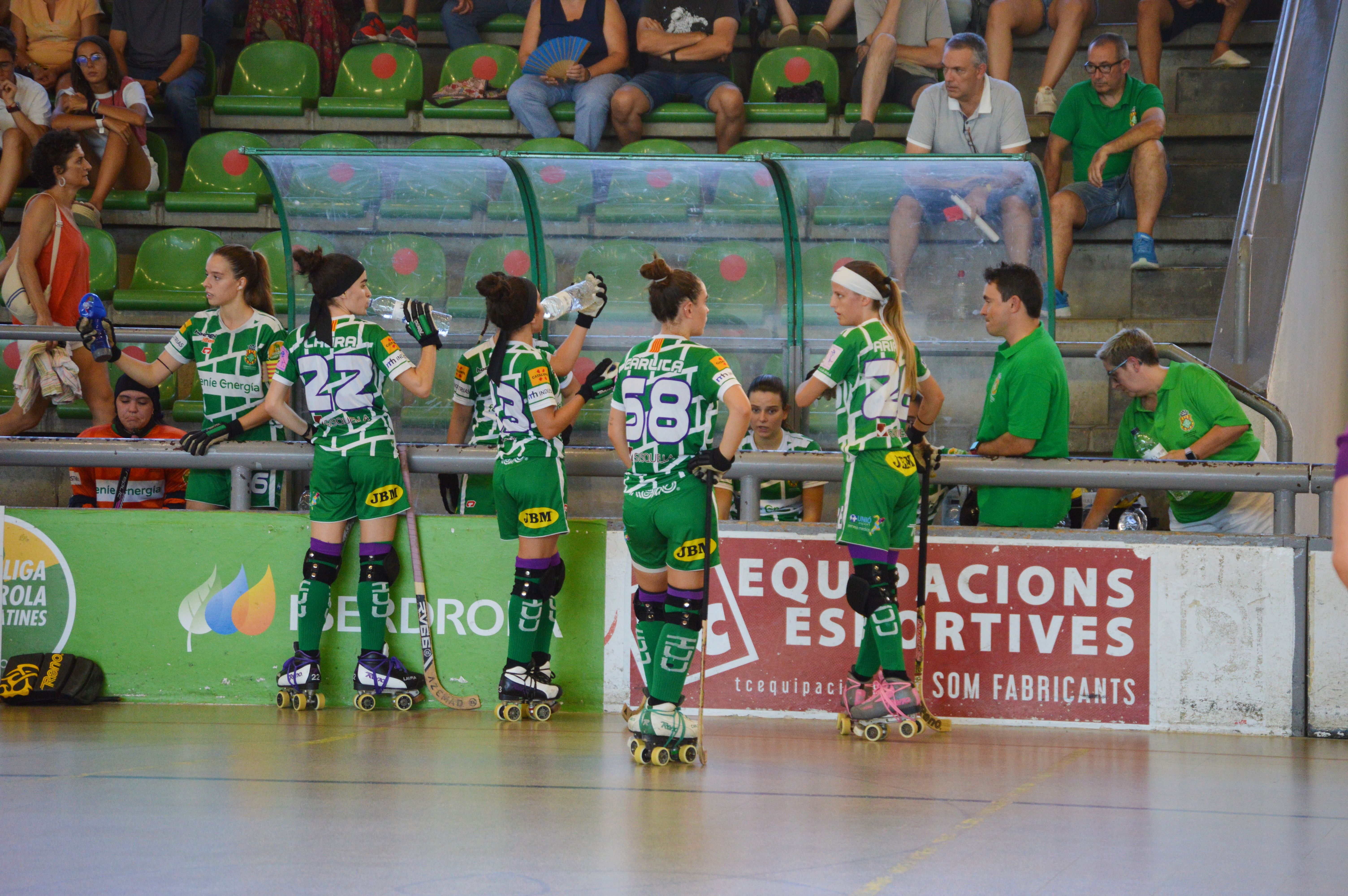 El sènior femení del Cerrdanyola Club d'Hoqeui en un partit a Can Xarau. FOTO: Nora Muñoz Otero