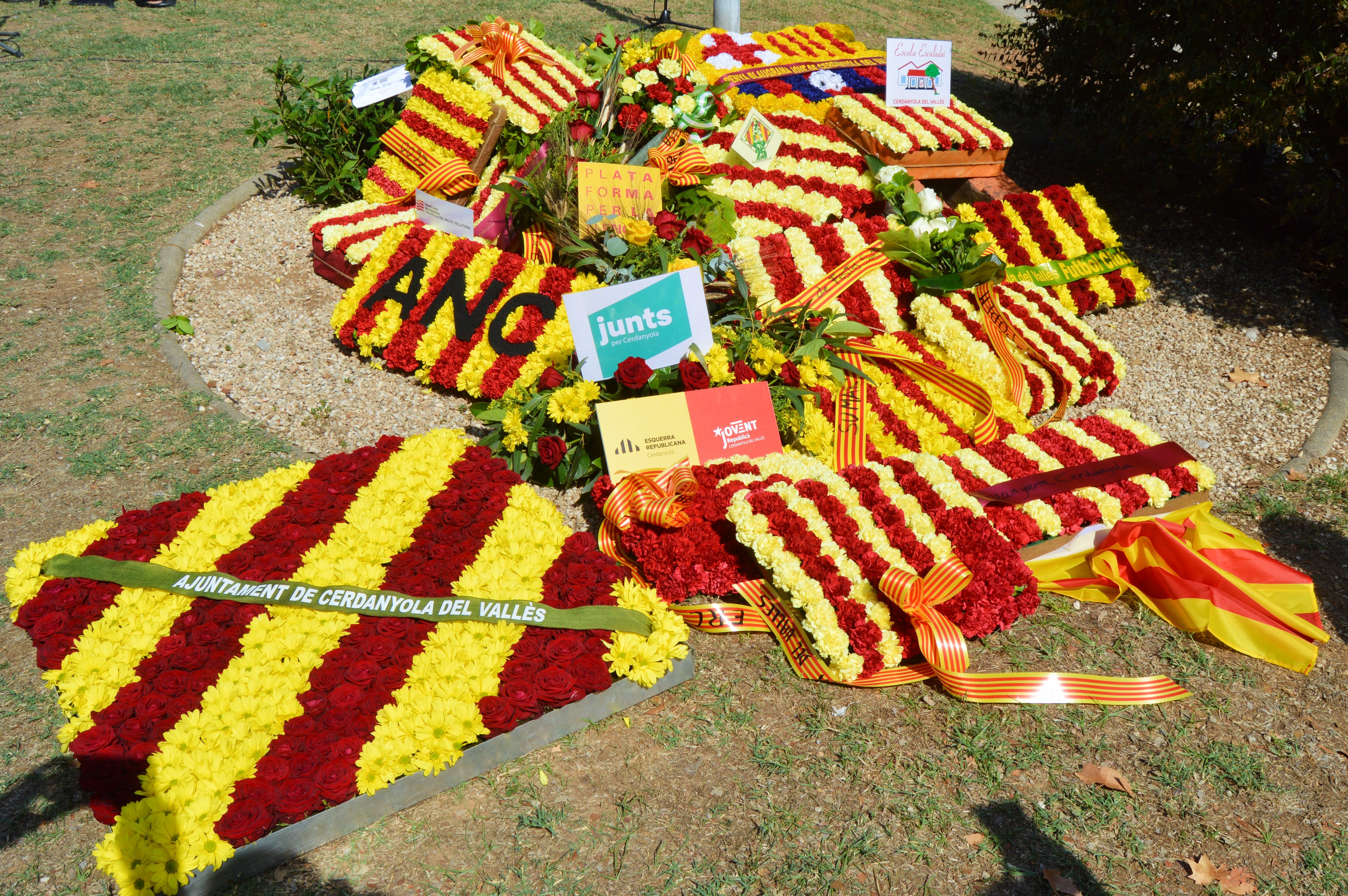 Ofrena floral de la Diada de Catalunya de 2023 a Cerdanyola. FOTO: Nora Muñoz Otero