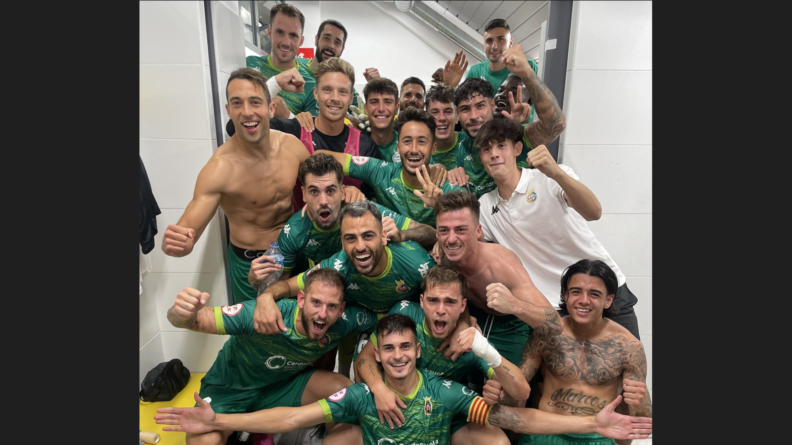 El Cerdanyola FC de 2a RFEF celebrant la victòria. FOTO: Cerdanyola FC