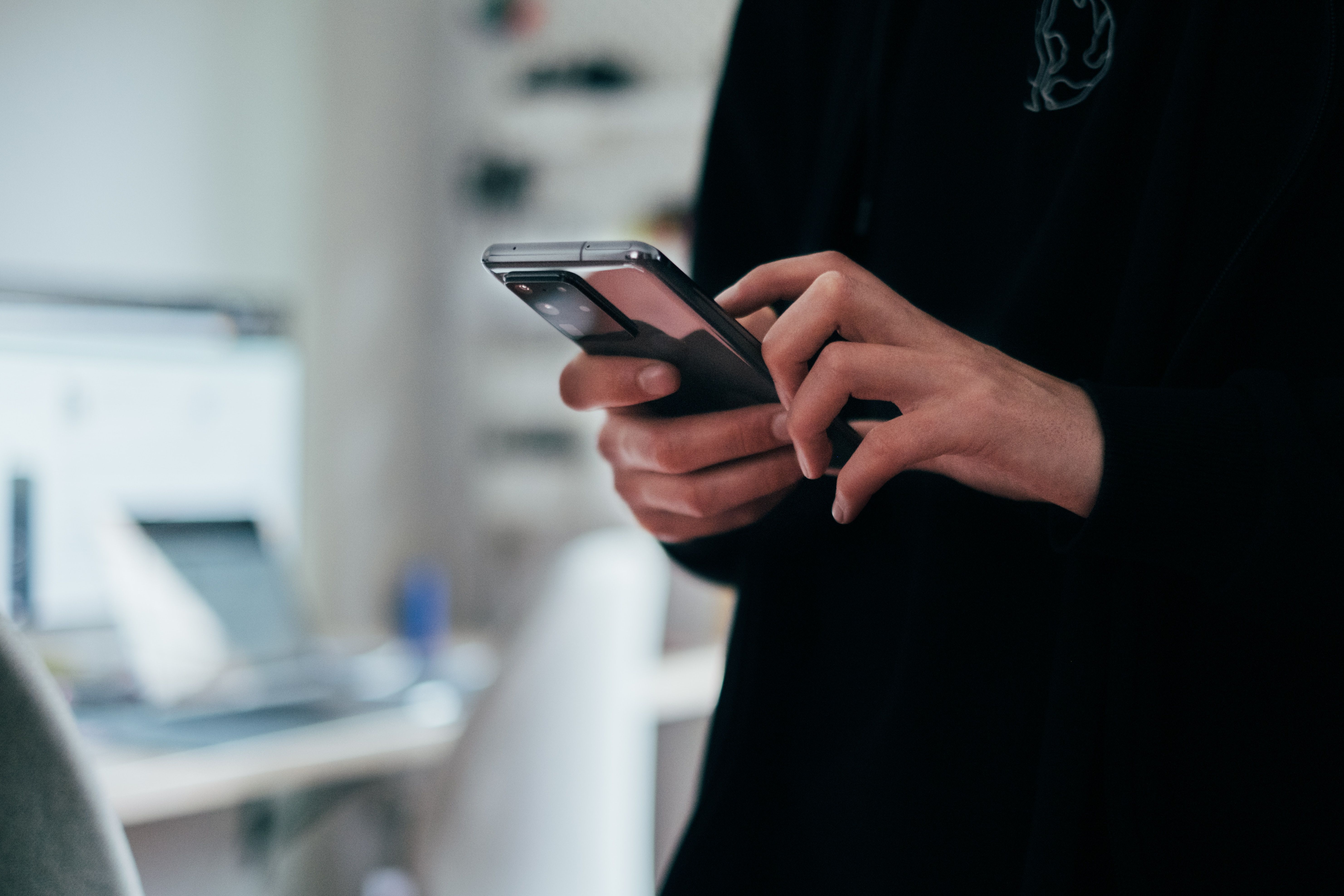 Els missatges apareixeran a la pantalla dels telèfons mòbils intel·ligents. FOTO: Jonas Leupe (Unsplash)
