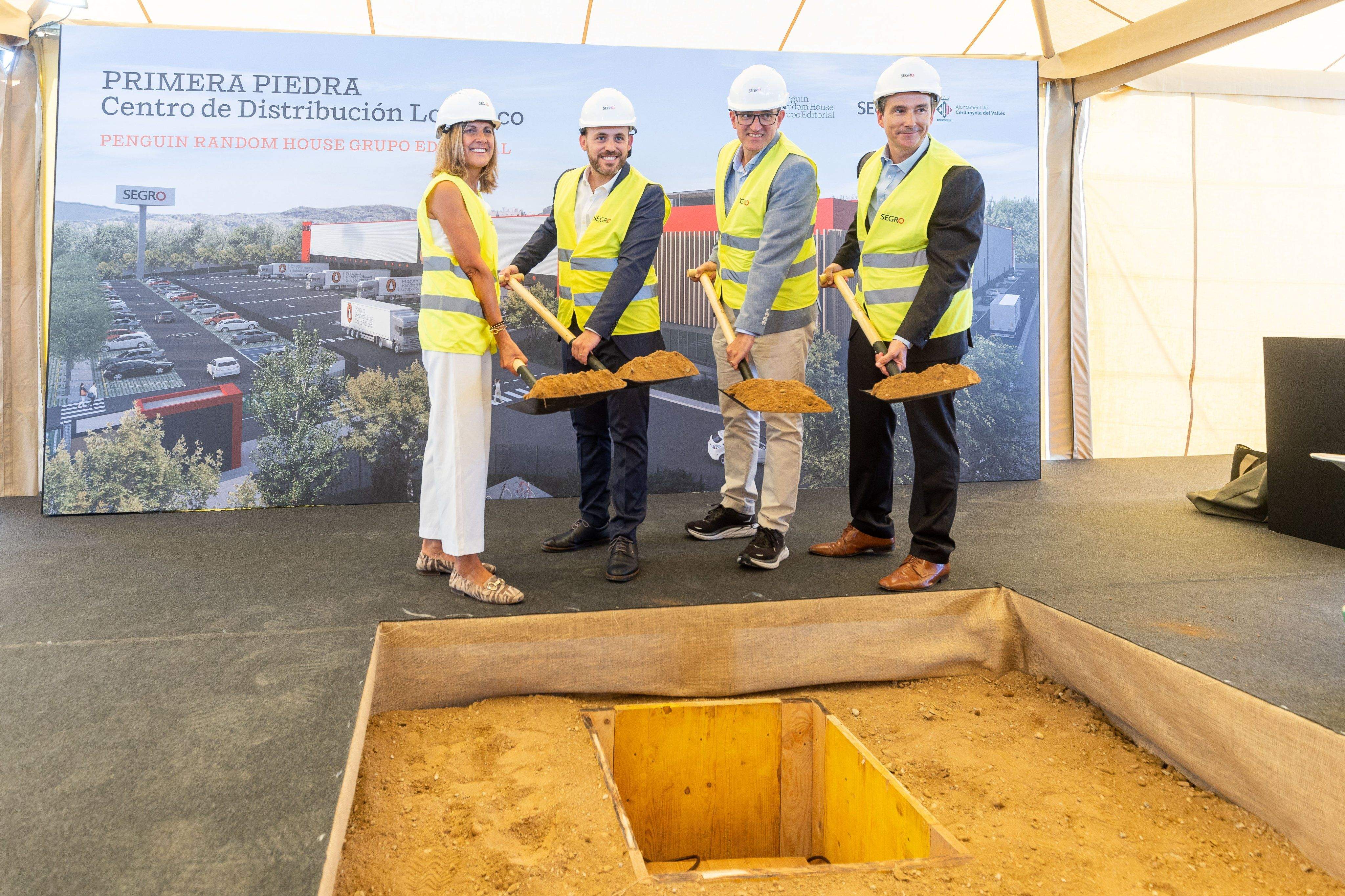 Col·locació de la primera pedra del magatzem de Penguin Random House a Cerdanyola. FOTO: Ajuntament de Cerdanyola Col·locació de la primera pedra del magatzem de Penguin Random House a Cerdanyola. FOTO: Ajuntament de Cerdanyola