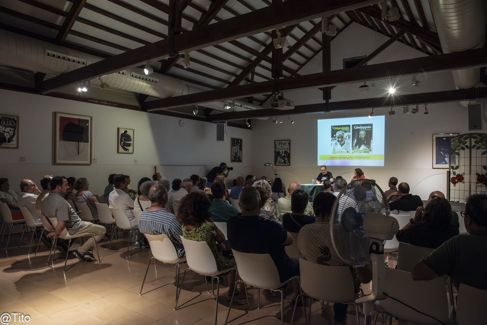 El MAC es va omplir d'assistents per a veure la presentació del segon quadern de la 'Col·lecció MAC-Orlando Barrial'. FOTO: Juan Antonio Hidalgo