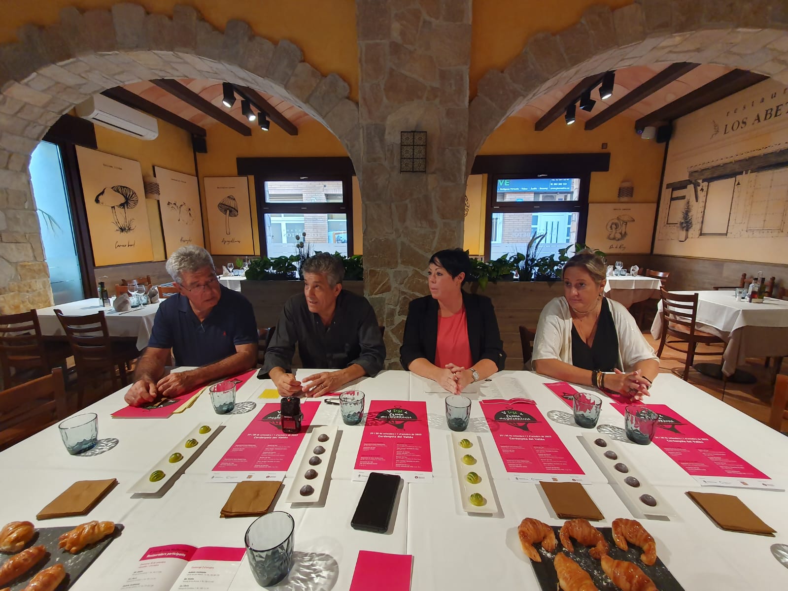 Els representants del Gremi d'Hostaleria i la regidora de Comerç, Cristina Padilla, en l'acte de presentació del V Tast de Cuina Mediterrània. FOTO: Ajuntament de Cerdanyola