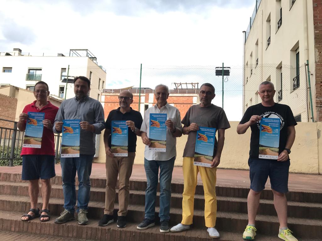 Els membres de les entitats i partits independentistes van presentar el cartell de les activitats en commemoració de l'1 d'octubre. FOTO: Guillem Barrera