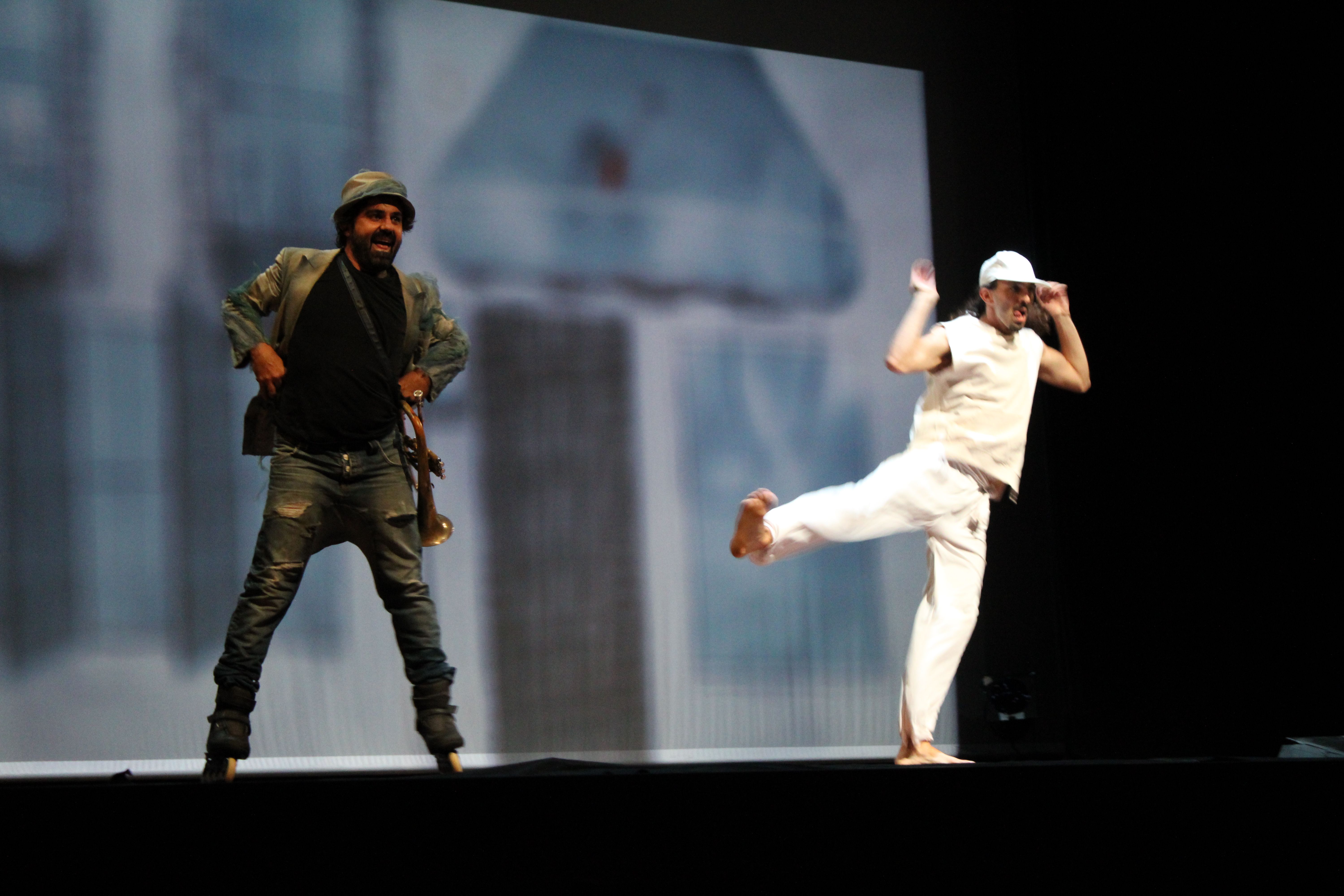 Les llums, la música i les coreografies de 'Blowing' van marevellar els assistents del Teatre Ateneu. FOTO: Cedida