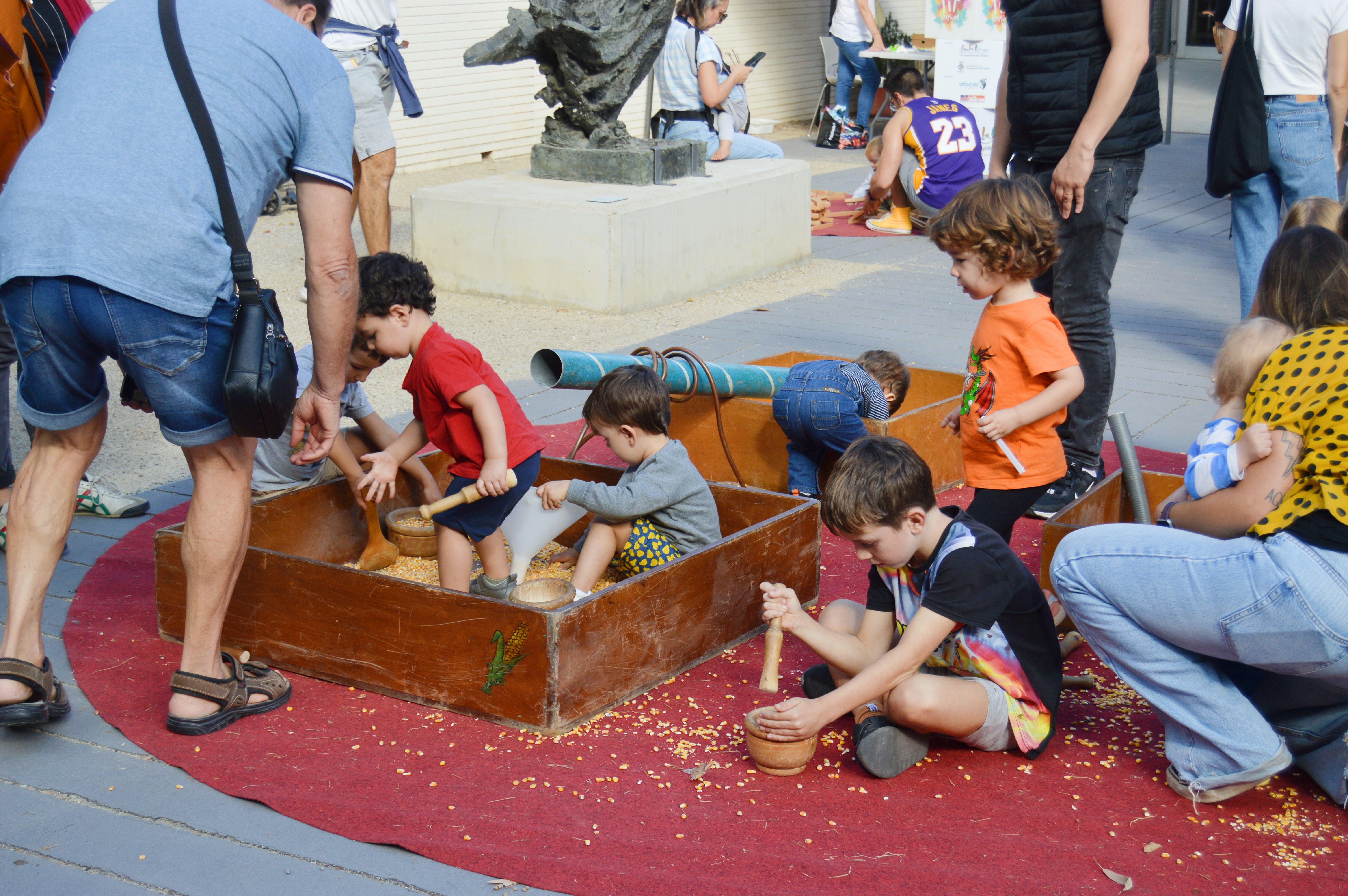 El pati del MAC ha acollit jocs per a infants al matí de FIT: FOTO: Nora MO