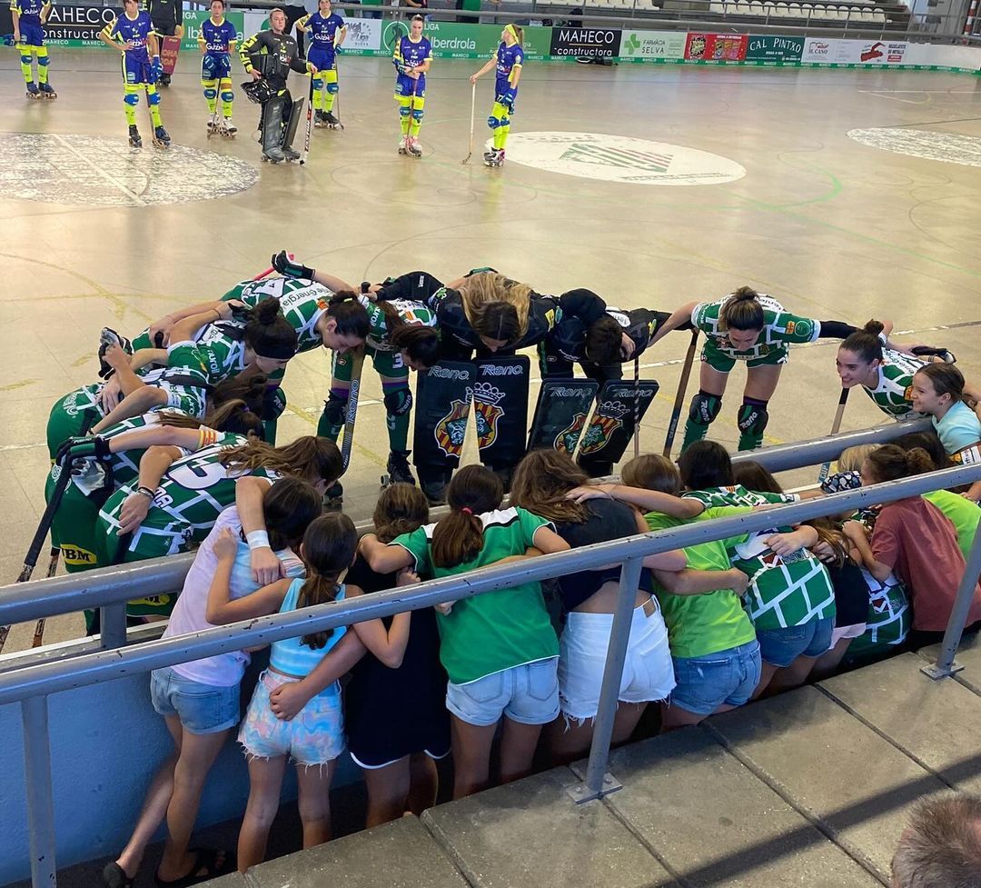 Comunió entre les jugadores del Cerdanyola CH, després de derrotar a l'Igualada. FOTO: Cerdanyola CH Comunió entre les jugadores del Cerdanyola CH, després de derrotar a l'Igualada. FOTO: Cerdanyola CH