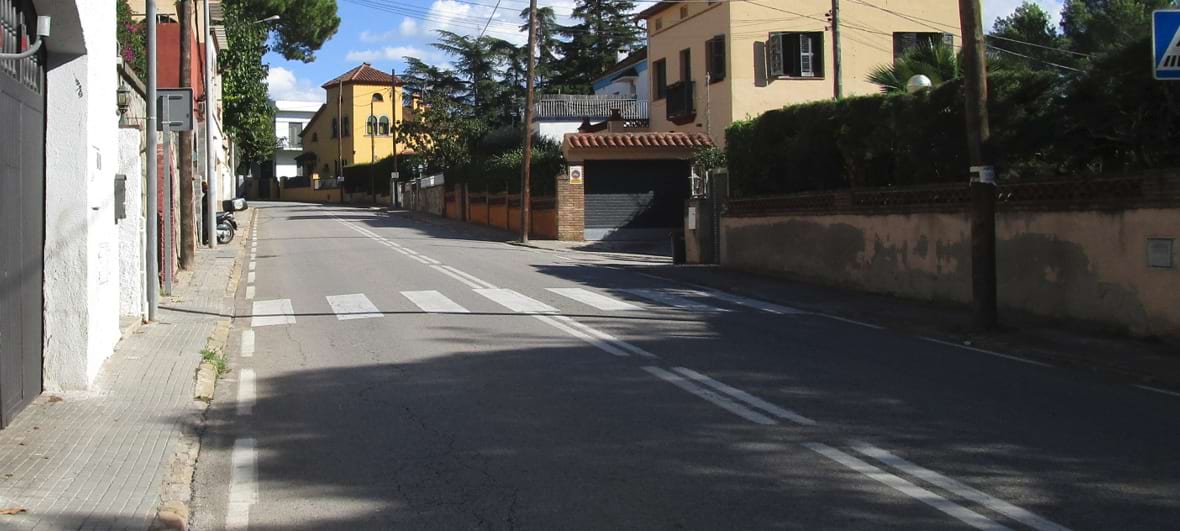 A l'esquerra, el tram de vorera a ampliar. FOTO: Diputació de Barcelona