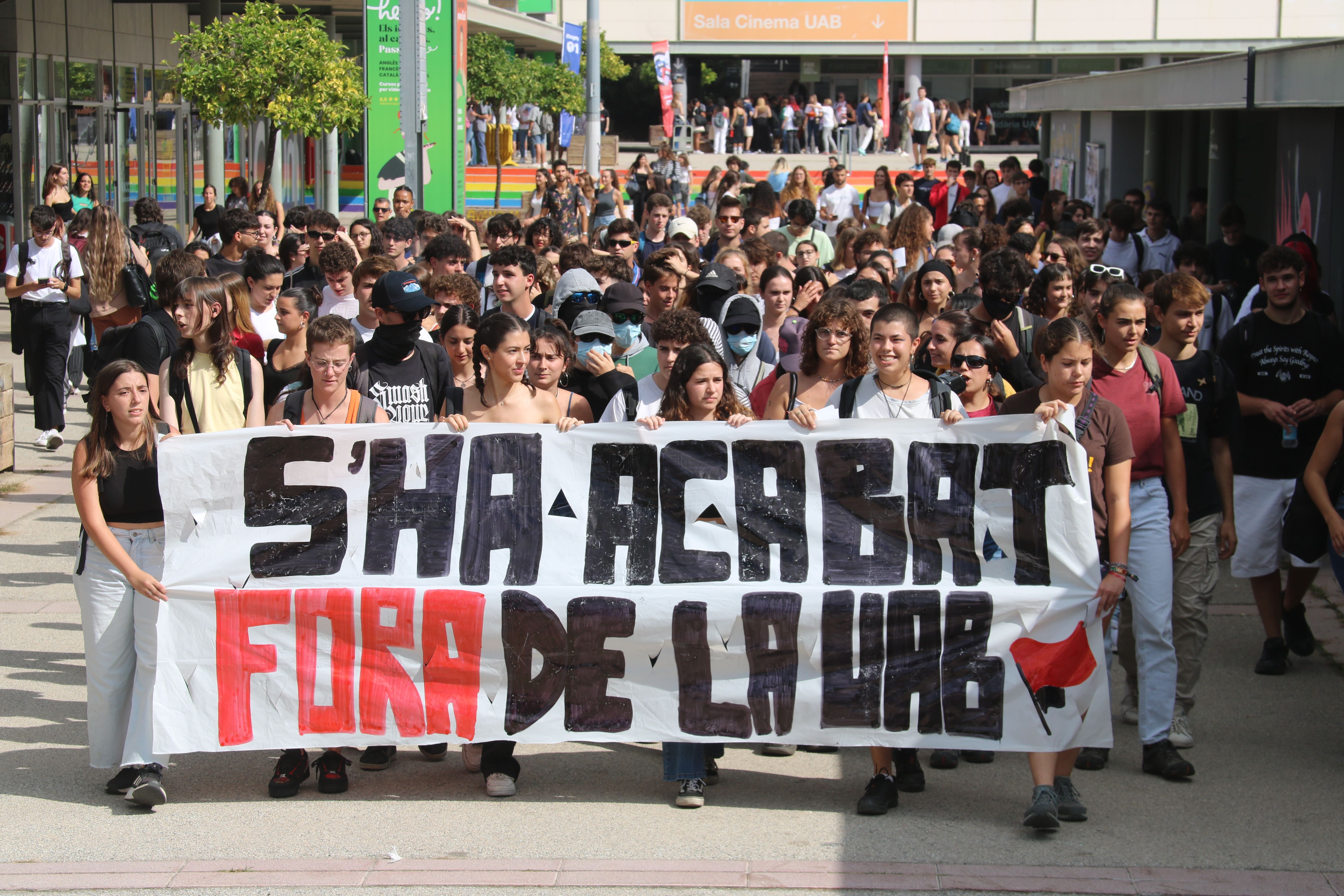Protesta dels joves antifeixistes contra la presència de 'S'ha acabat' a la UAB. FOTO: ACN