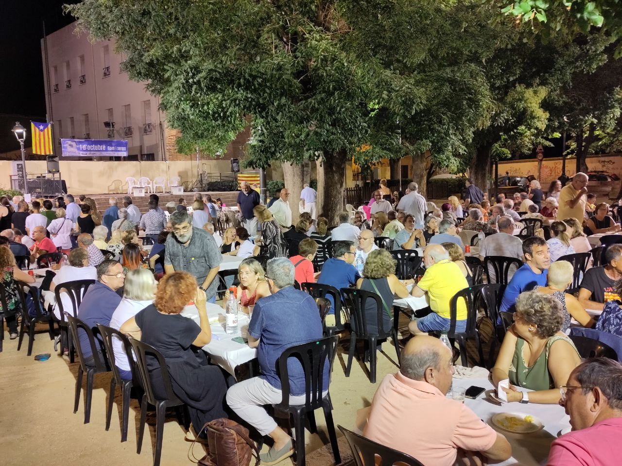 Després del sopar hi va haver actuacions acompanyades amb rom cremat. FOTO: Comissió Primer d'Octubre