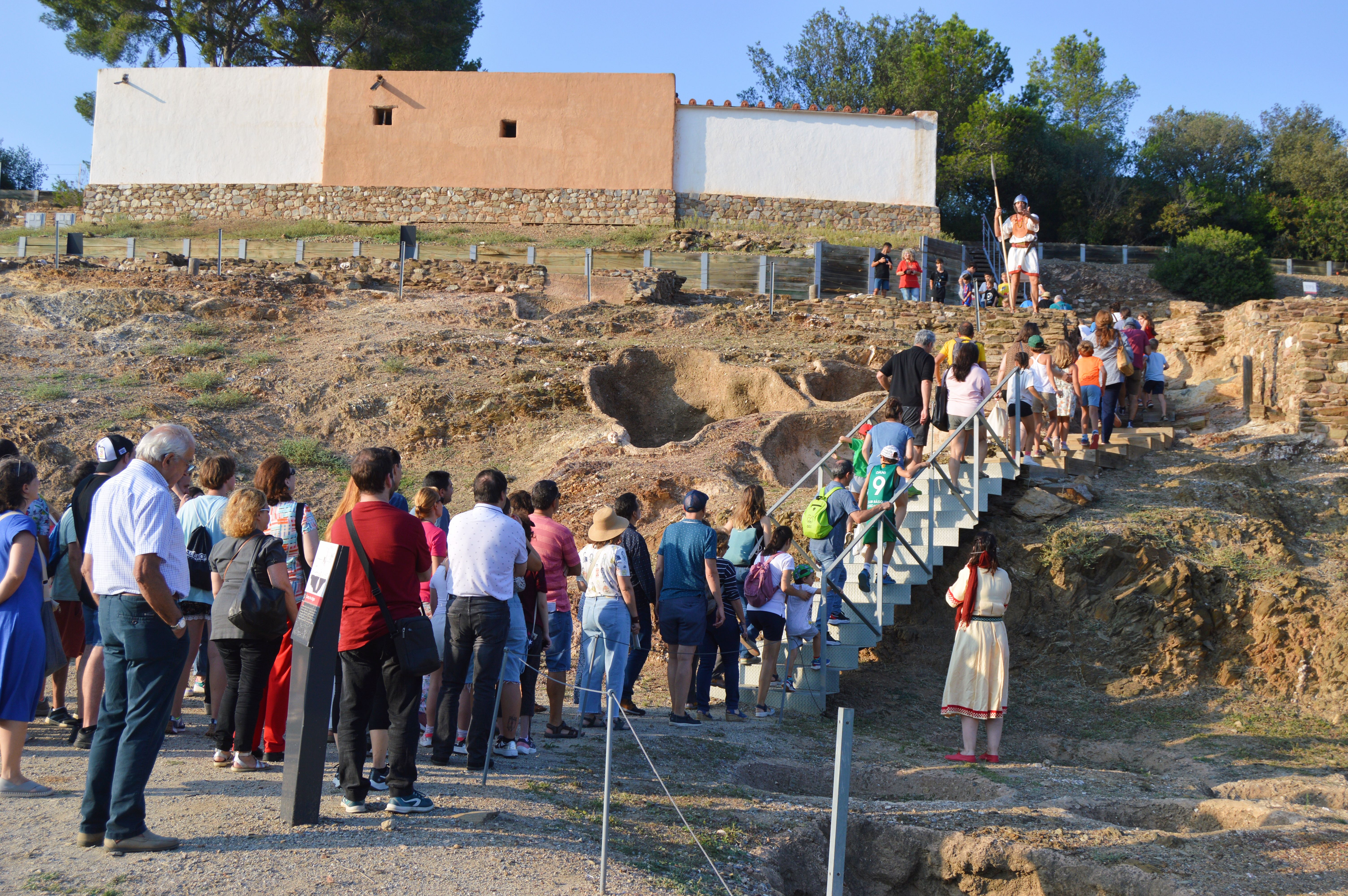 Una cinquantena llarga de persones van participar en la visita teatralitzada del 23è Cap de Setmana Ibèric. FOTO: Nora MO Una cinquantena llarga de persones van participar en la visita teatralitzada del 23è Cap de Setmana Ibèric. FOTO: Nora MO