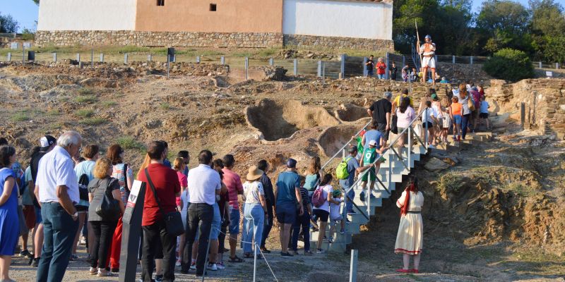 Una cinquantena llarga de persones van participar en la visita teatralitzada del 23è Cap de Setmana Ibèric. FOTO: Nora MO