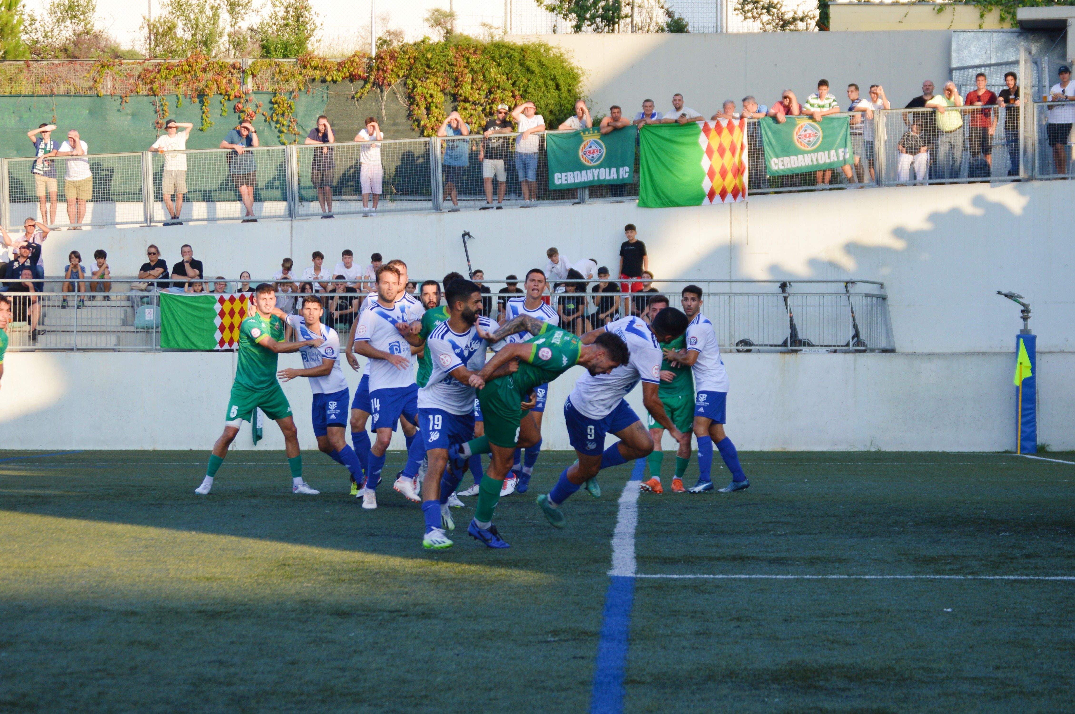 El Cerdanyola Futbol Club en l'encontre a Fontetes vs CE Europa. FOTO: Nora MO