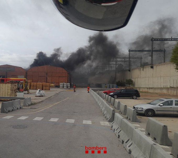 Incendi a una fàbrica del polígon de la Clota de Cerdanyola. FOTO: Bombers