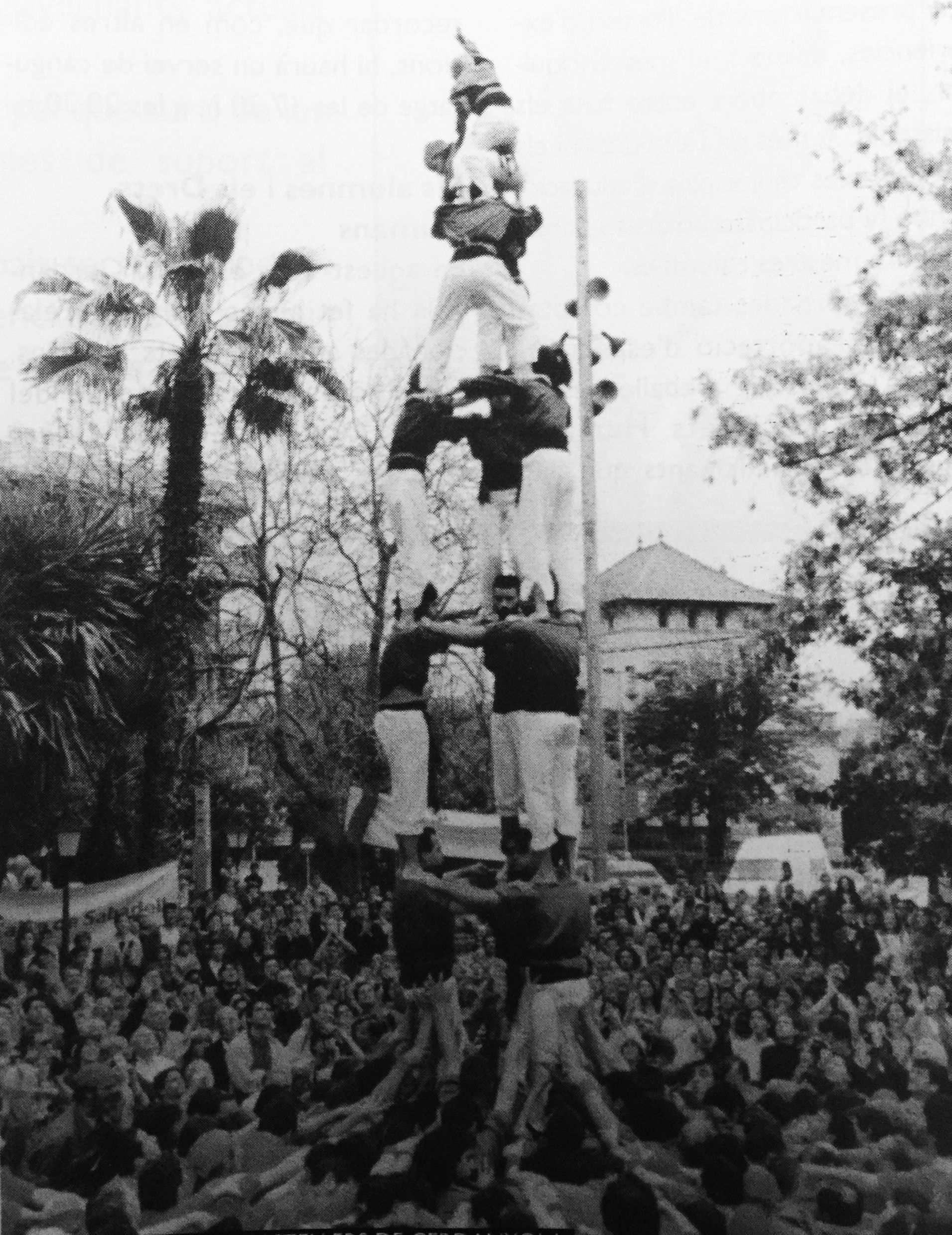 Actuació dels Castellers de Cerdanyola al Roser de Maig de 1999. FOTO: Arxiu